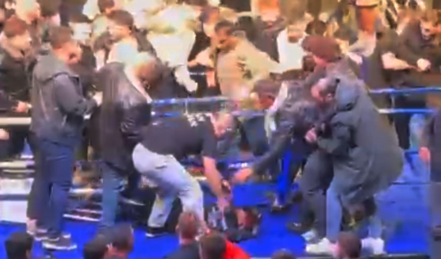 Trabzon'da hafif sıklet maçında Türk ve Rus boksör arasında kavga