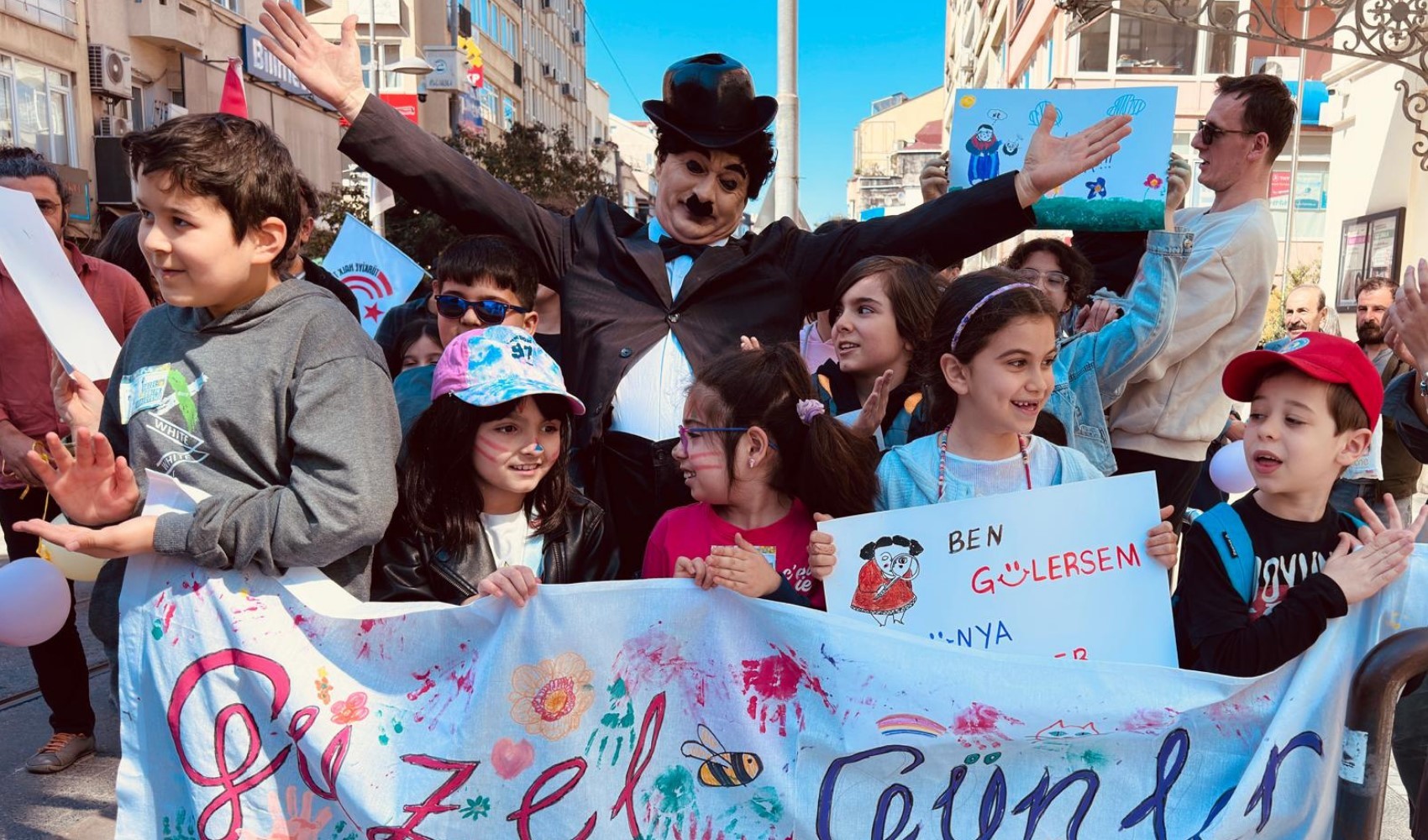 Kadıköy’de çocuklar yürüdü: ’Güzel günler göreceğiz’