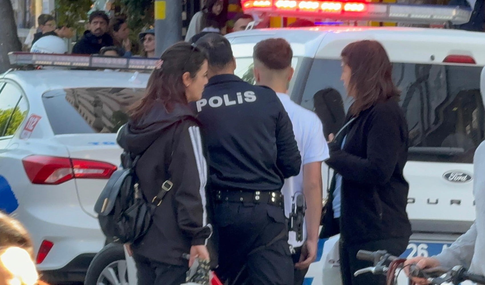 Çocuğun attığı yumrukla yaşlı adam kanlar içinde yere yığıldı