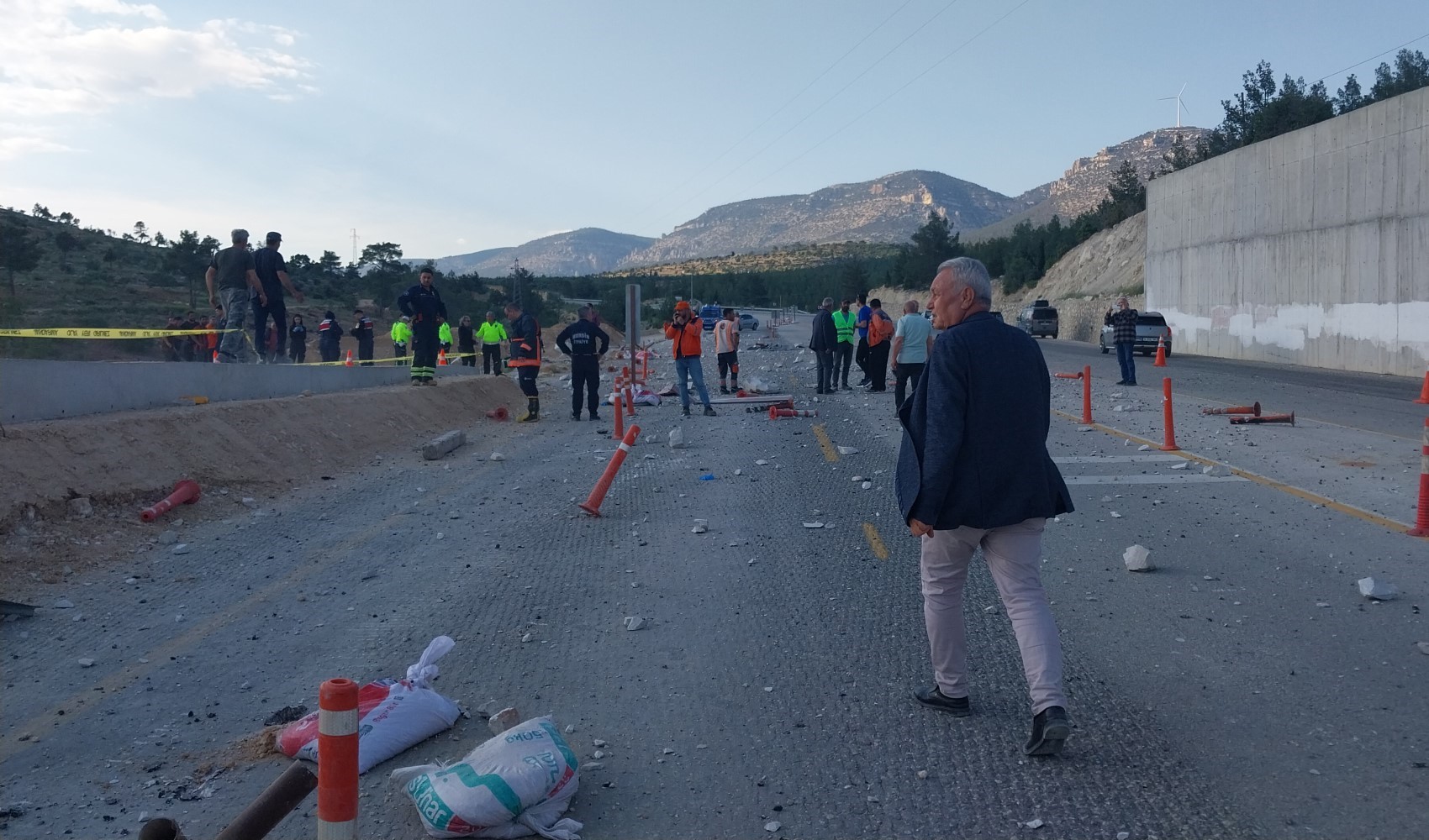 Tır rampaya çarptı, fırlayan mermerler minibüsü parçaladı