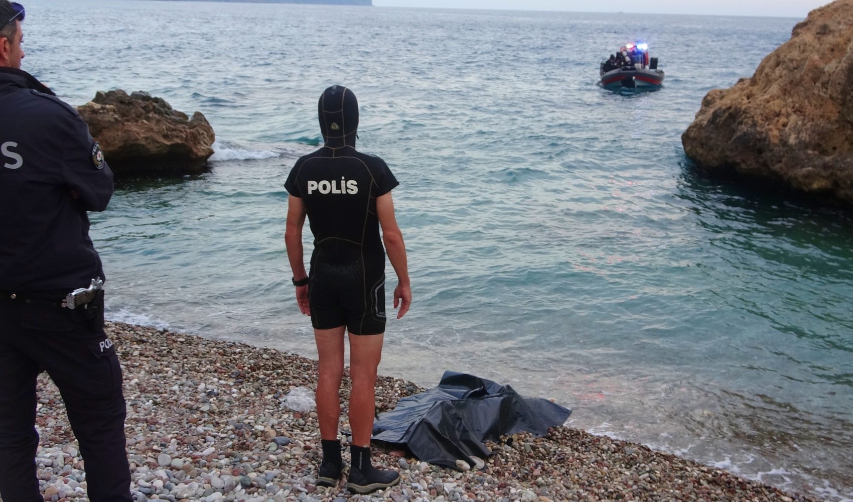 Kot ve atletle denize giren genç boğuldu