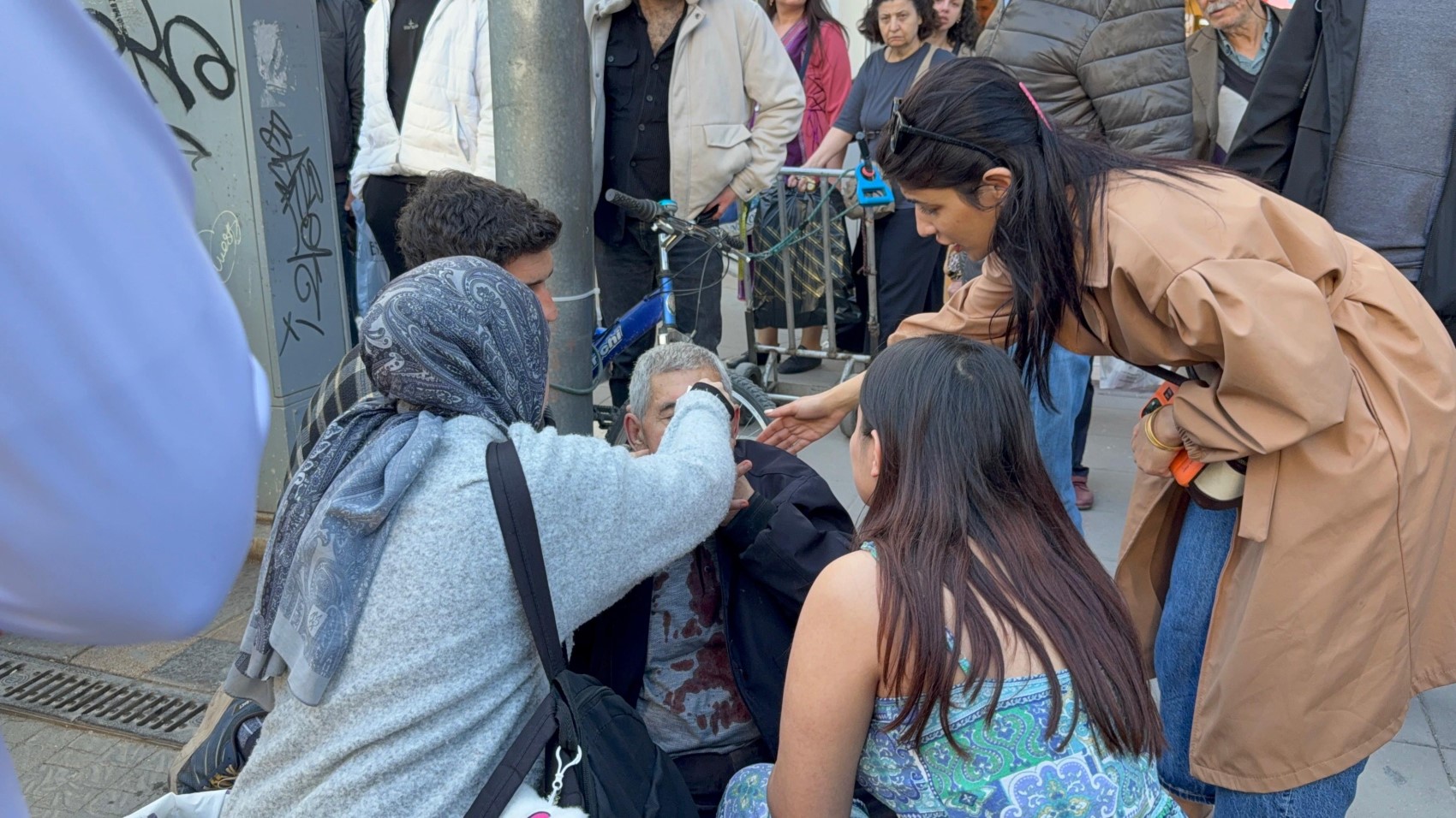 Çocuğun attığı yumrukla yaşlı adam kanlar içinde yere yığıldı: İkili arasında arbede yaşandı