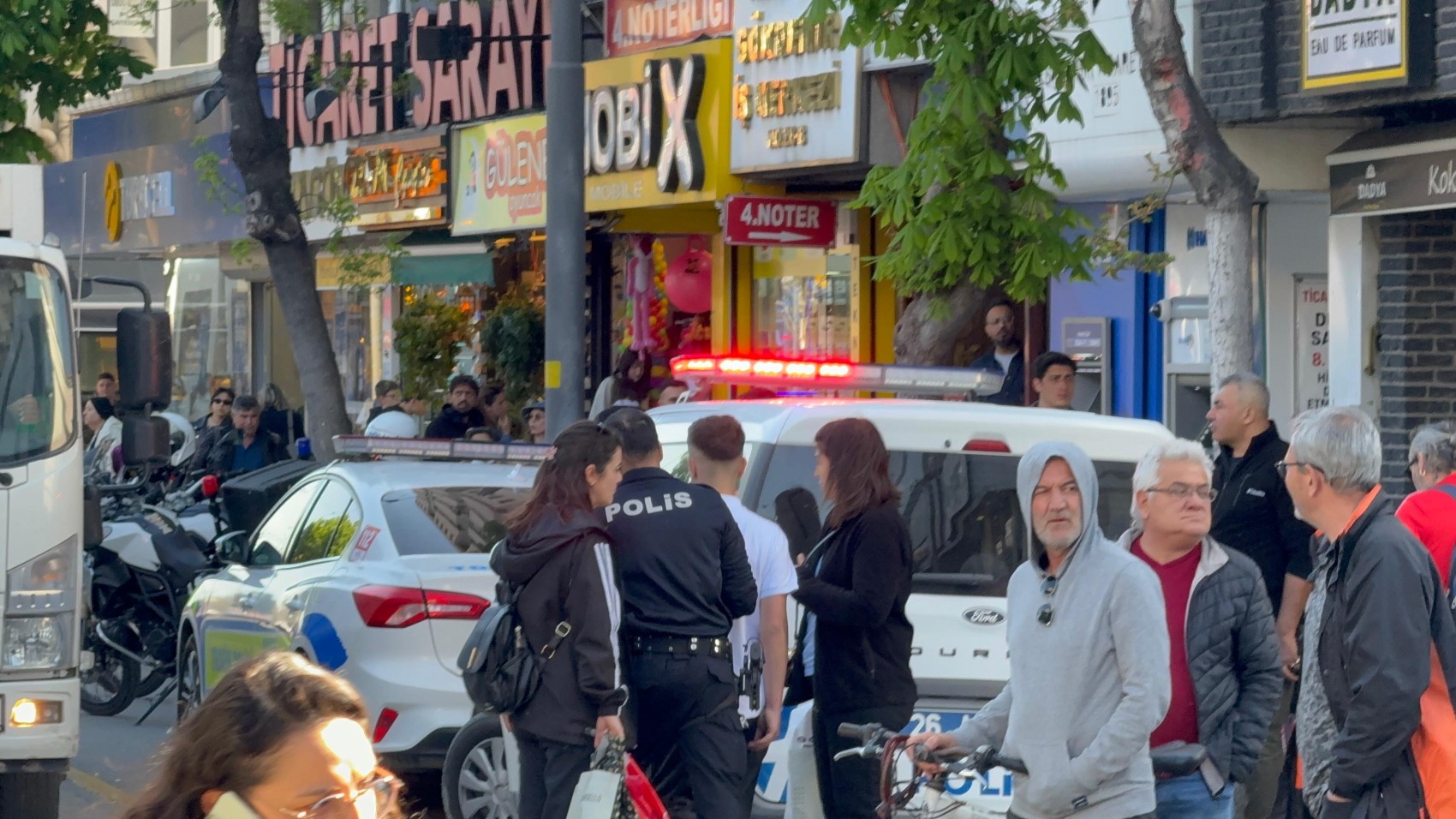 Çocuğun attığı yumrukla yaşlı adam kanlar içinde yere yığıldı: İkili arasında arbede yaşandı