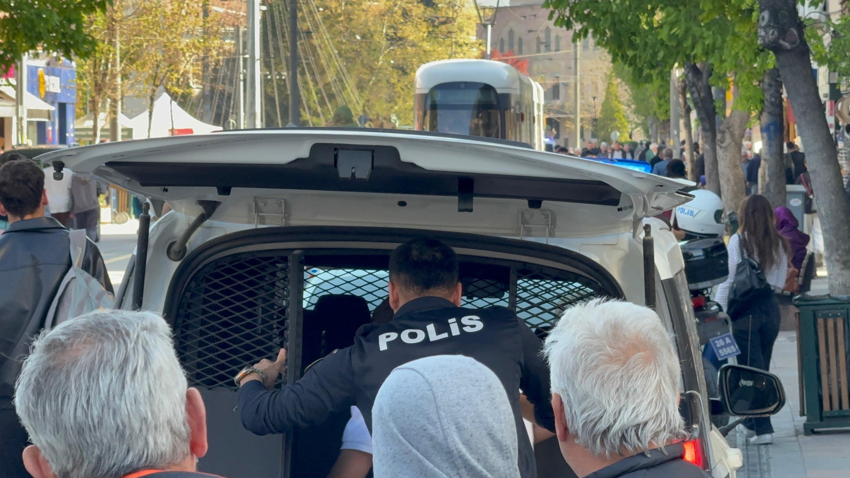 Çocuğun attığı yumrukla yaşlı adam kanlar içinde yere yığıldı: İkili arasında arbede yaşandı