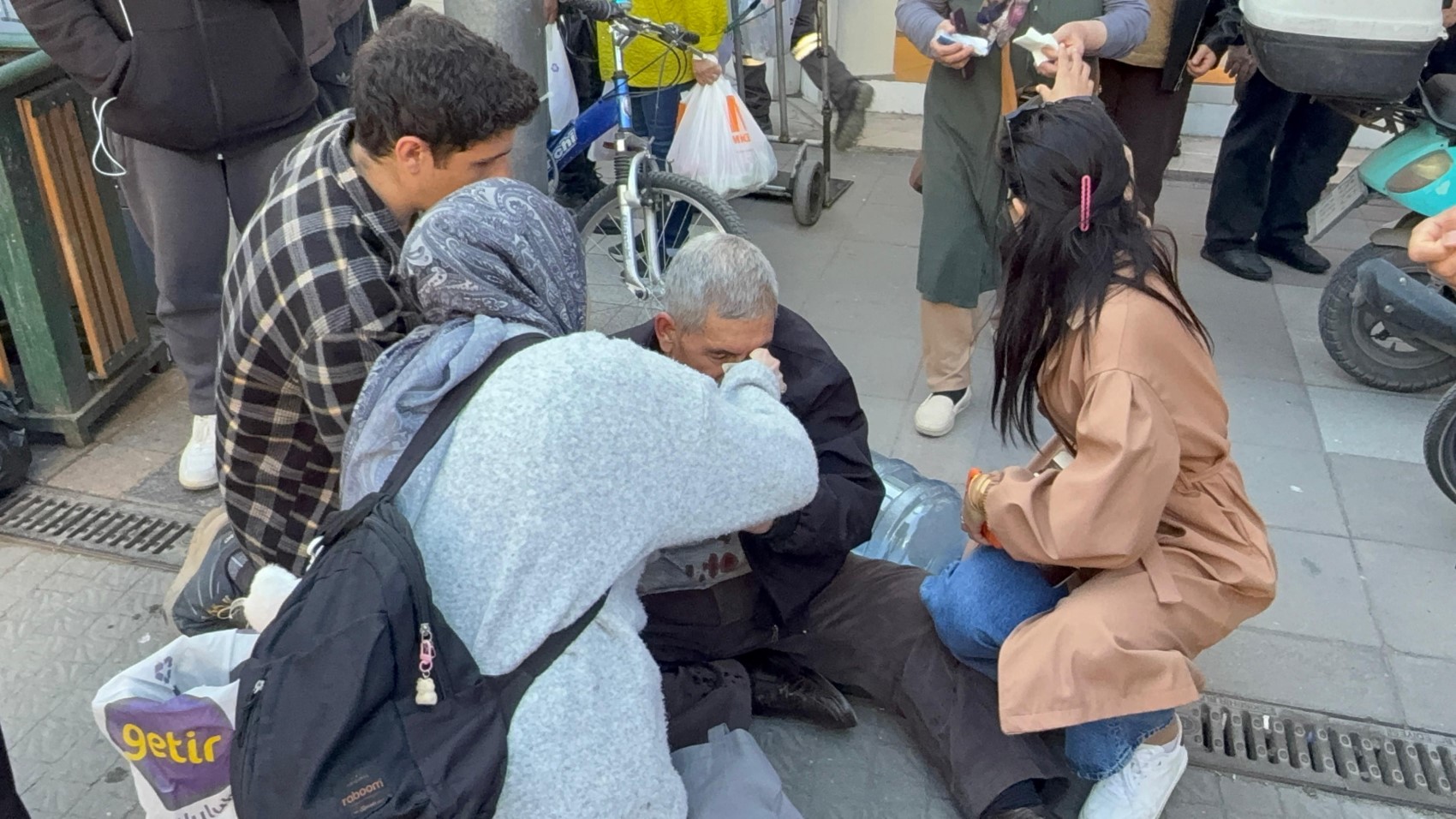 Çocuğun attığı yumrukla yaşlı adam kanlar içinde yere yığıldı: İkili arasında arbede yaşandı