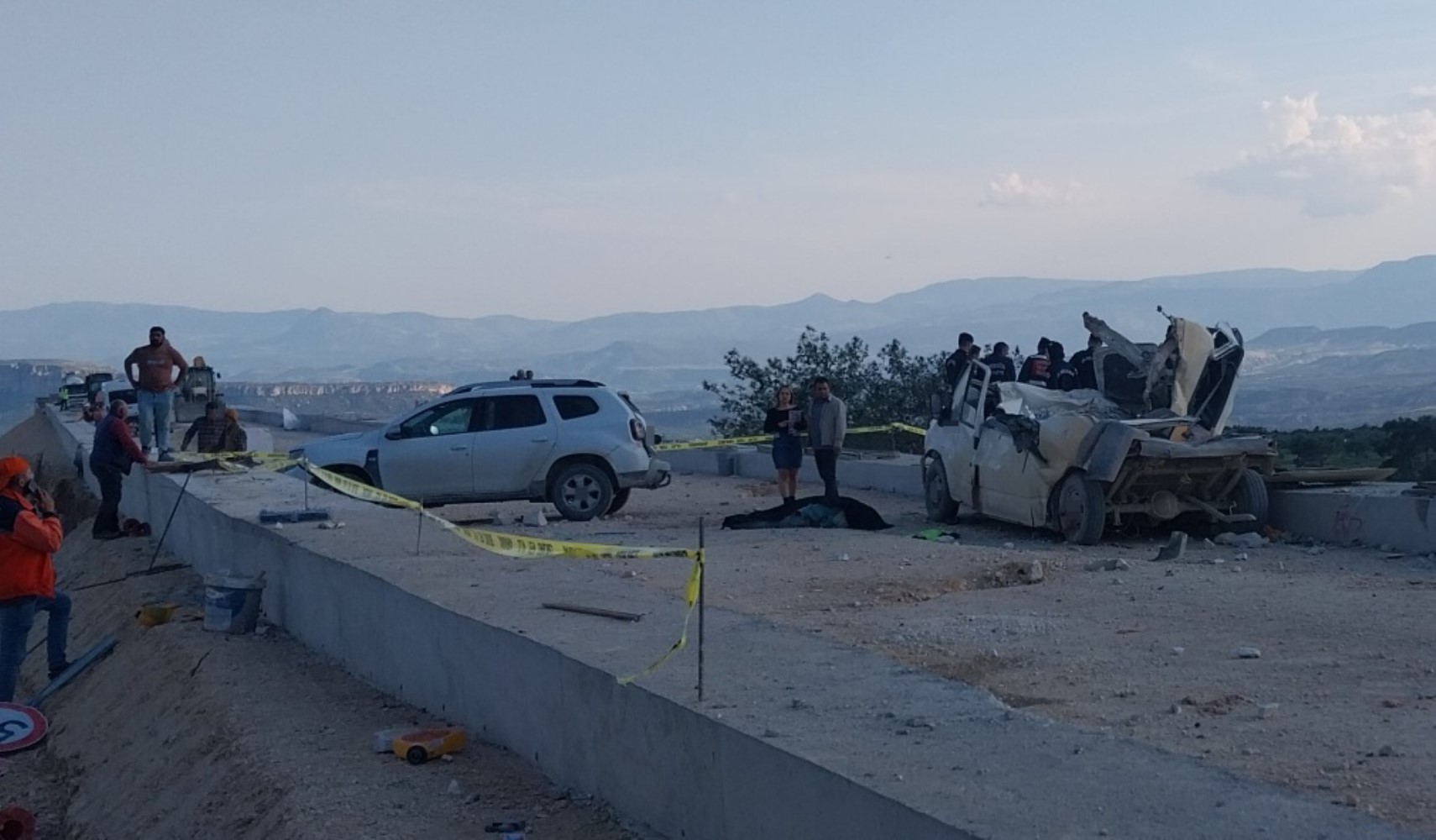 Tır rampaya çarptı, fırlayan mermerler minibüsü parçaladı