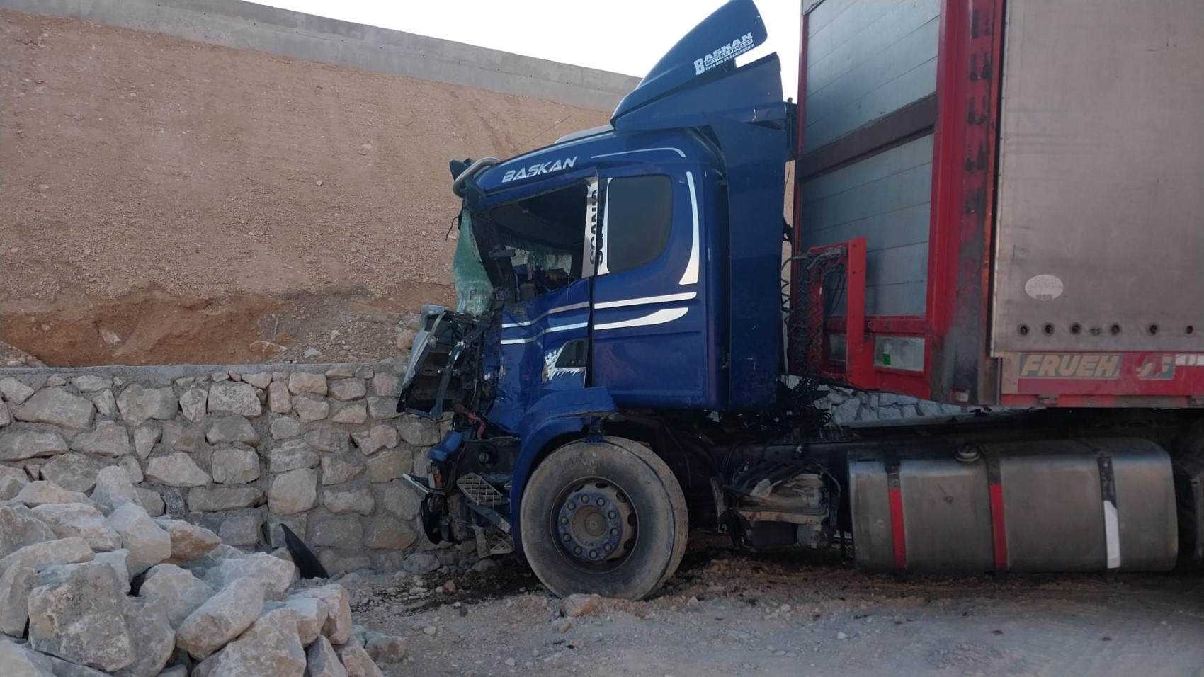 Tır rampaya çarptı, fırlayan mermerler minibüsü parçaladı