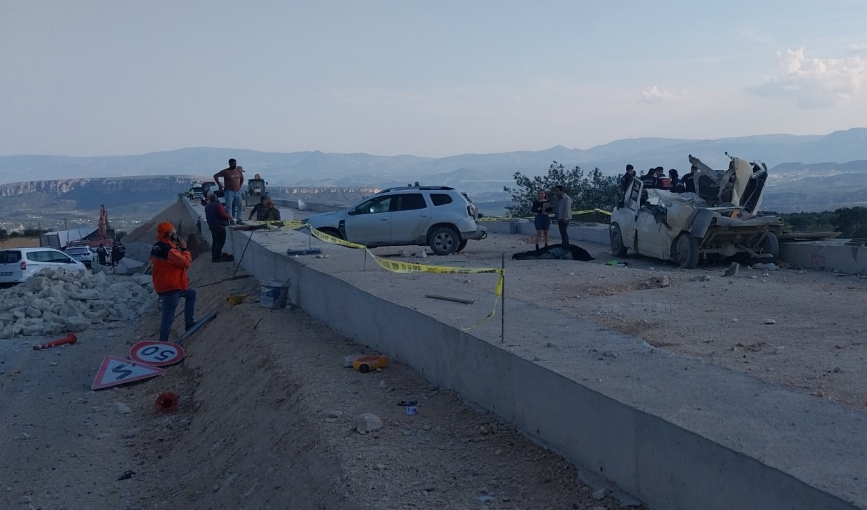 Tır rampaya çarptı, fırlayan mermerler minibüsü parçaladı