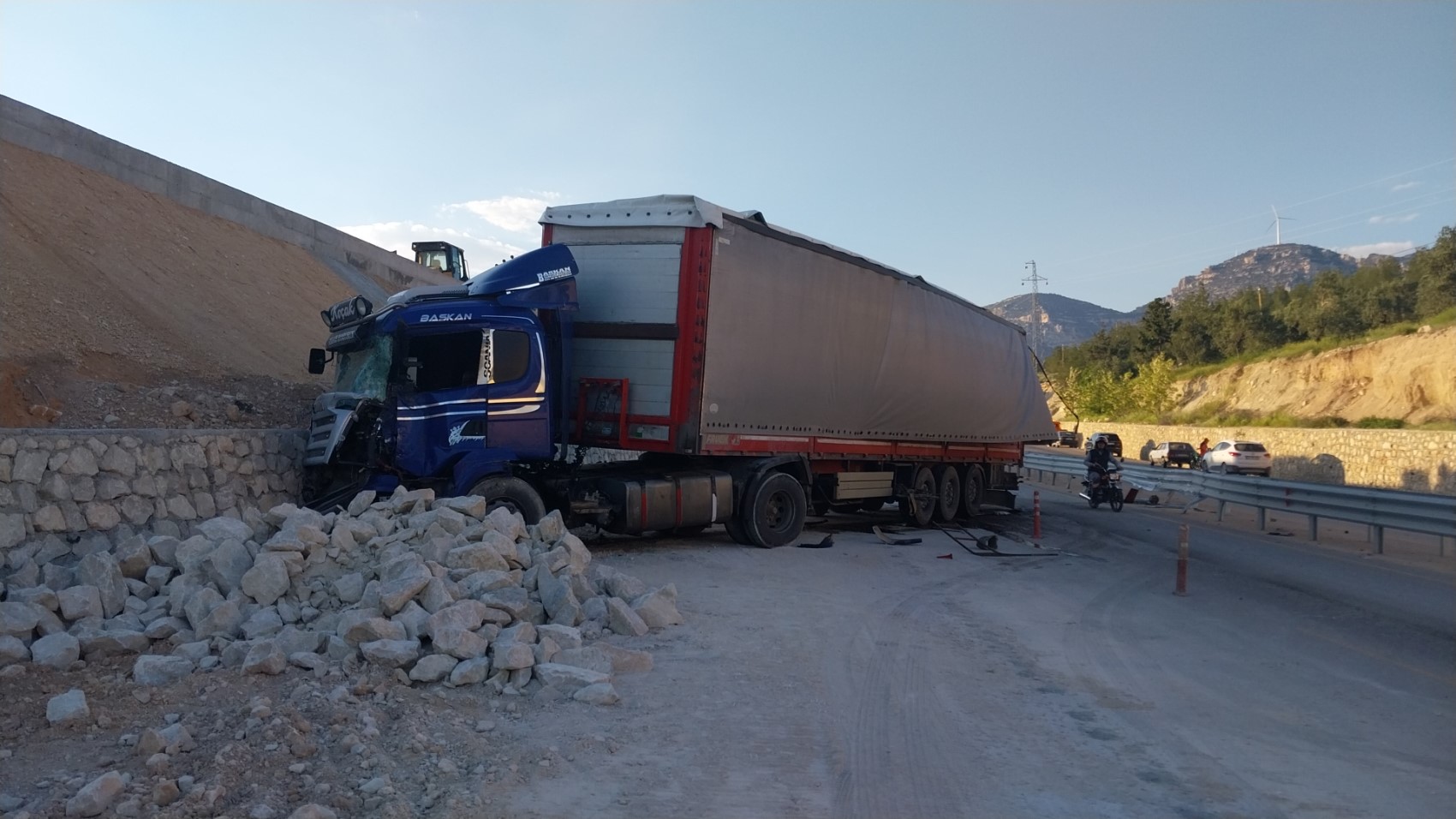 Tır rampaya çarptı, fırlayan mermerler minibüsü parçaladı