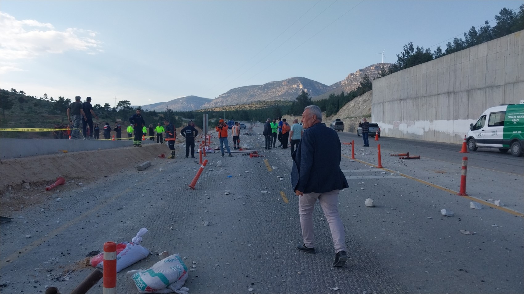 Tır rampaya çarptı, fırlayan mermerler minibüsü parçaladı