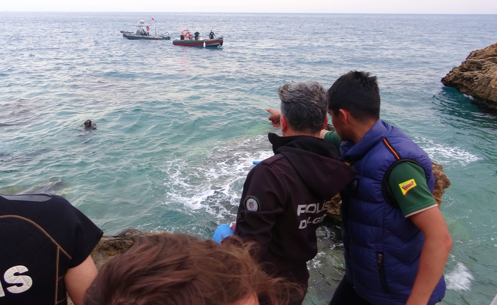 Kot ve atletle denize giren genç boğuldu