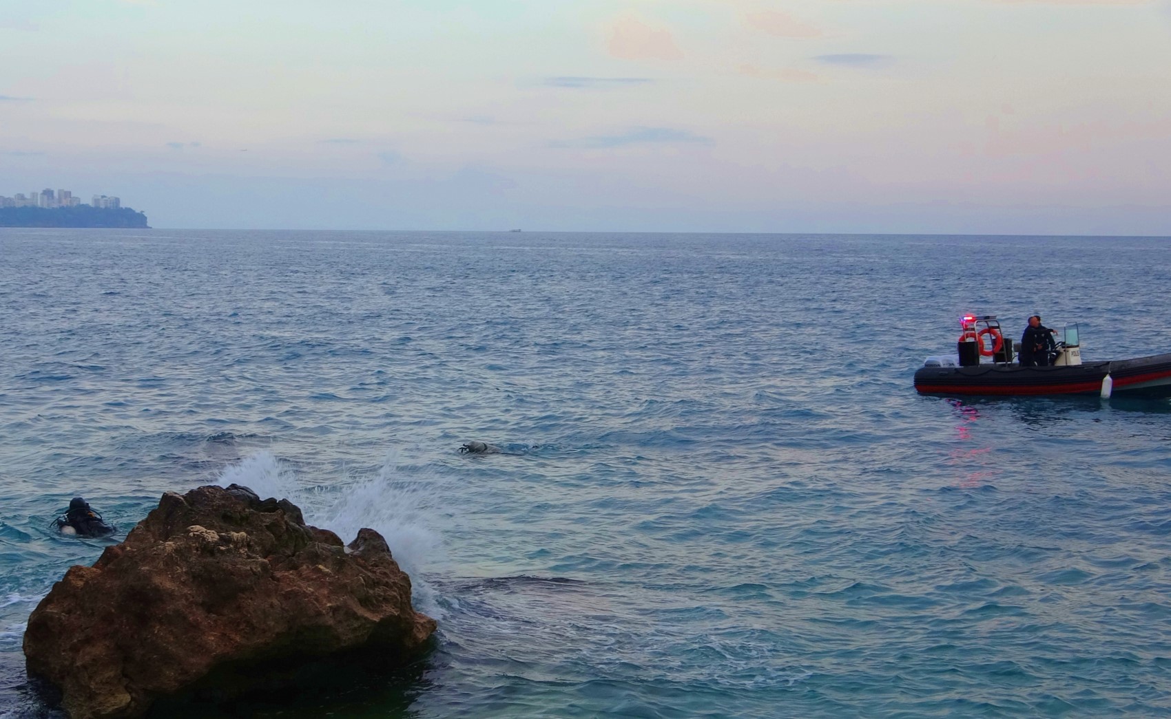 Kot ve atletle denize giren genç boğuldu