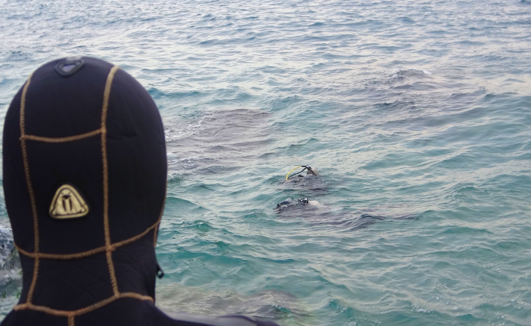 Kot ve atletle denize giren genç boğuldu