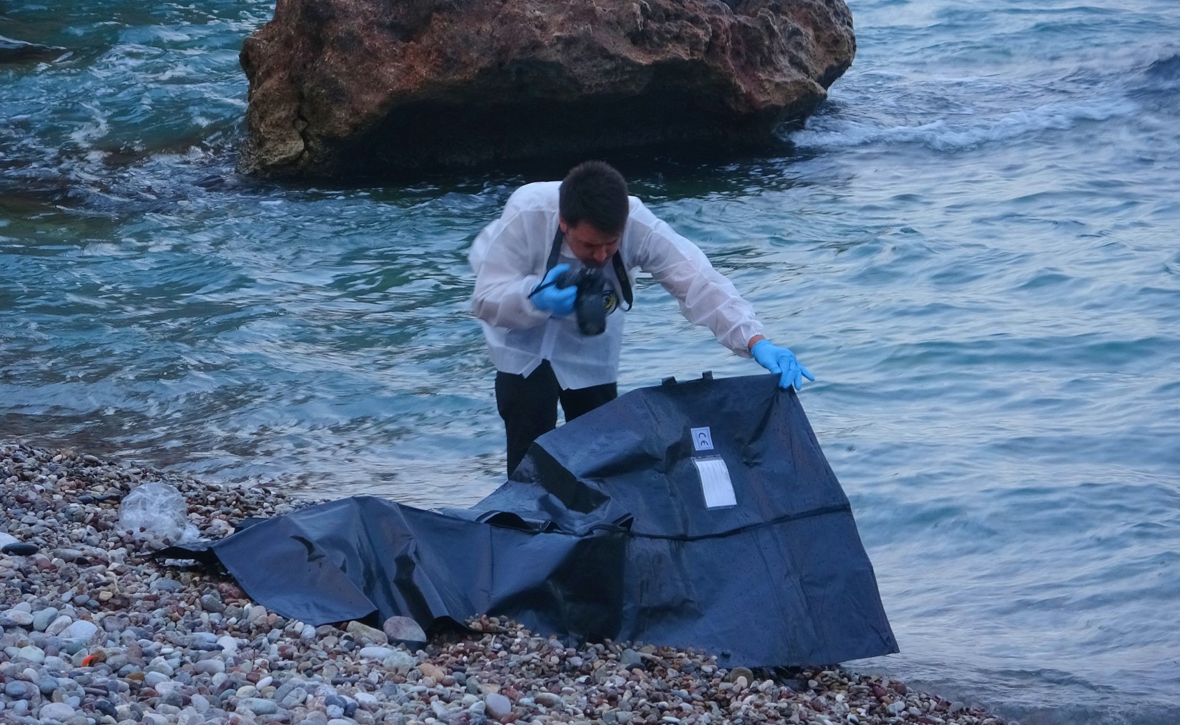 Kot ve atletle denize giren genç boğuldu