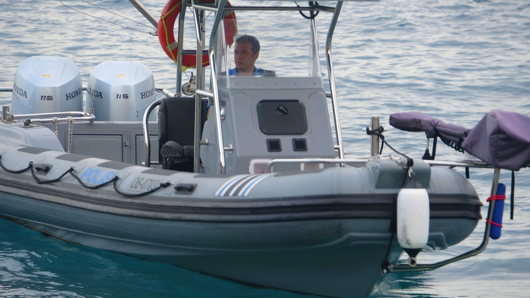 Kot ve atletle denize giren genç boğuldu