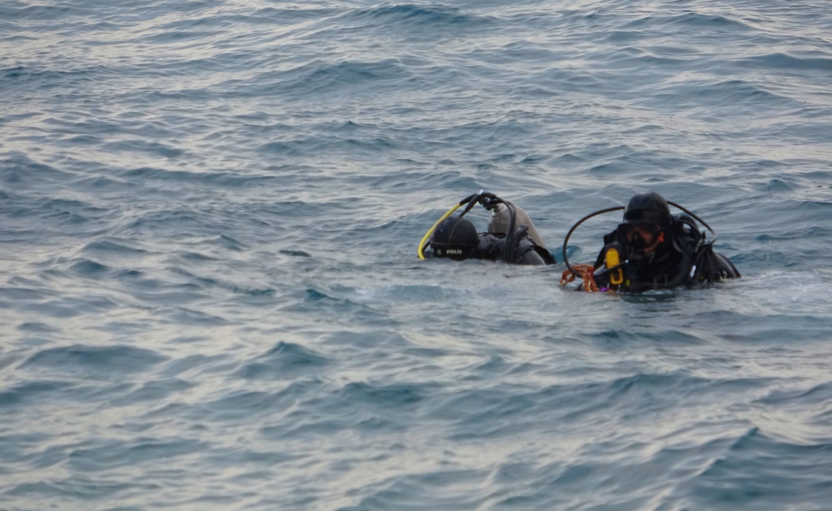 Kot ve atletle denize giren genç boğuldu
