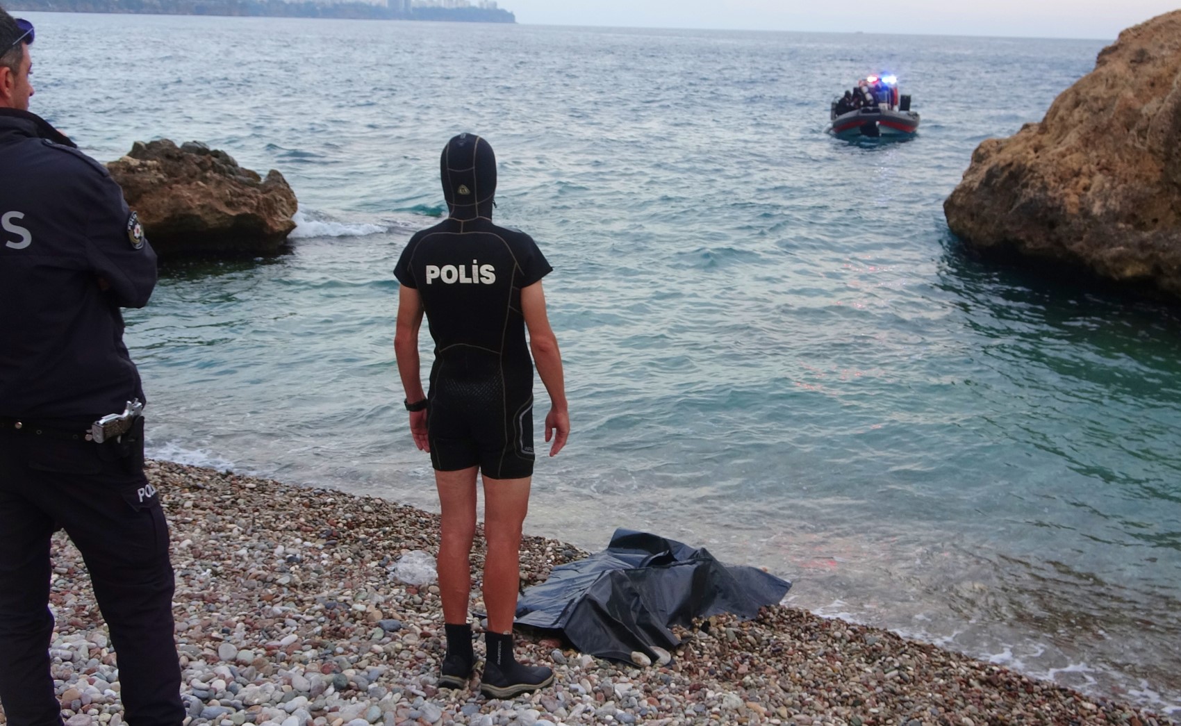 Kot ve atletle denize giren genç boğuldu