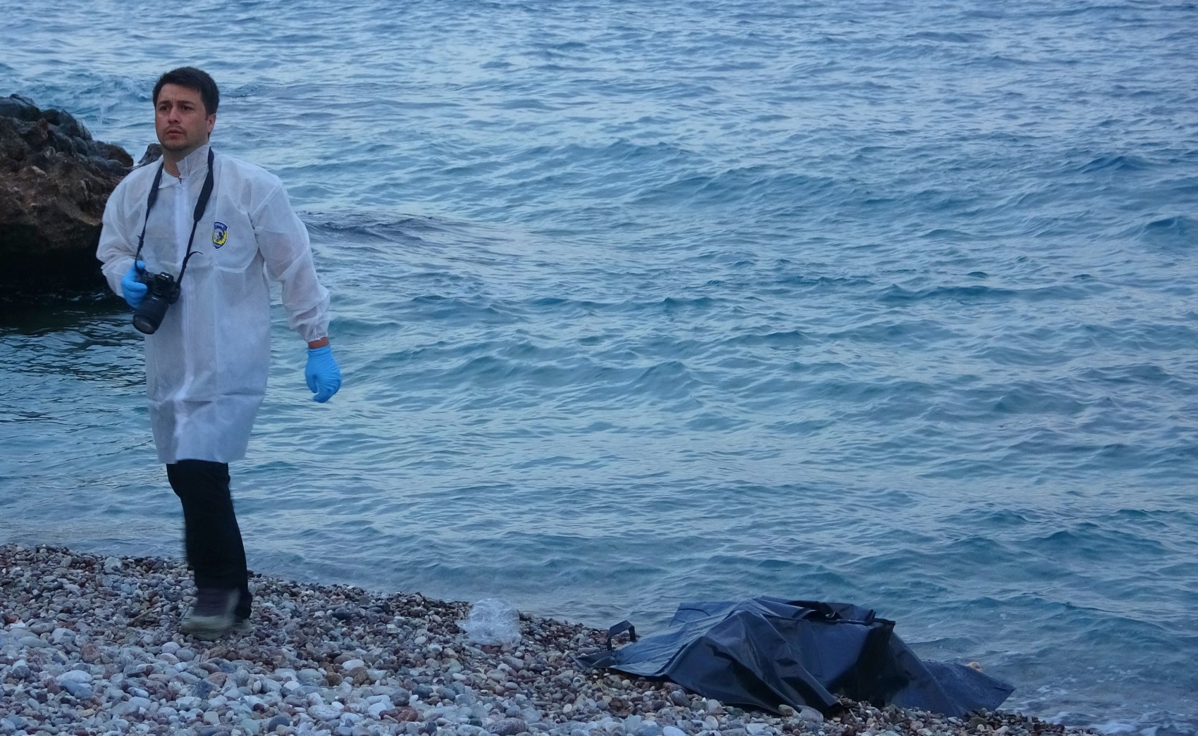 Kot ve atletle denize giren genç boğuldu