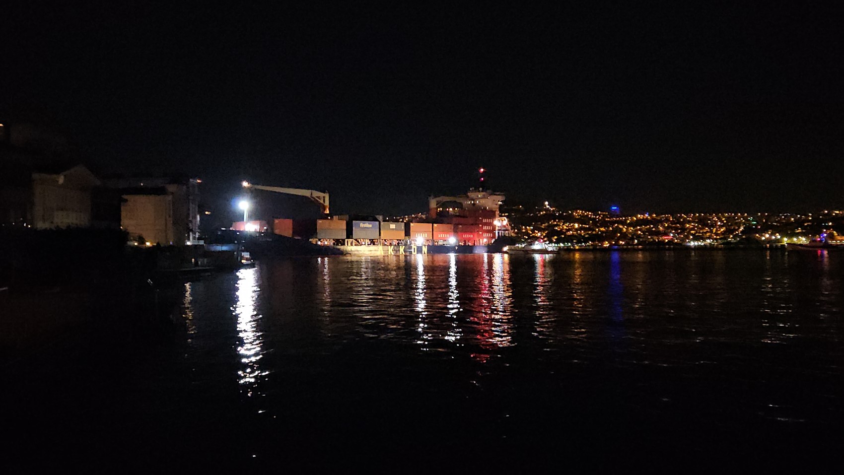 Boğaz'da yük gemisi karaya oturdu: Binalara 10 metre kala durabildi