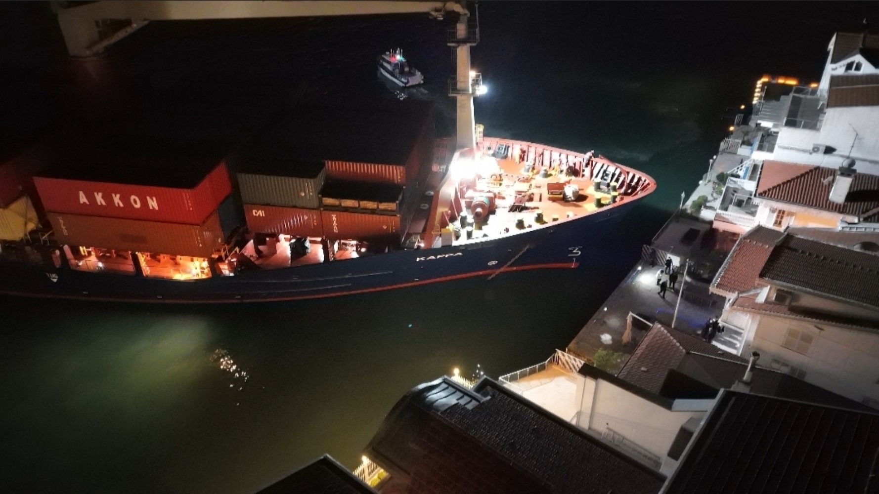 Boğaz'da yük gemisi karaya oturdu: Binalara 10 metre kala durabildi