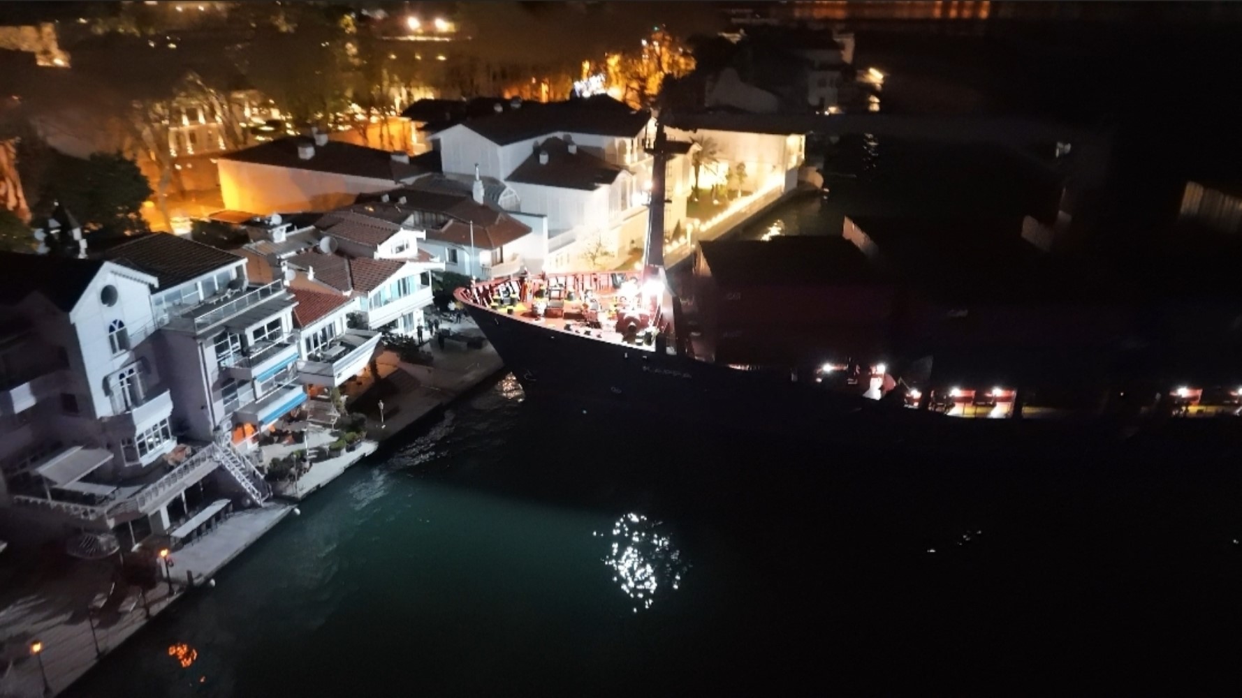 Boğaz'da yük gemisi karaya oturdu: Binalara 10 metre kala durabildi