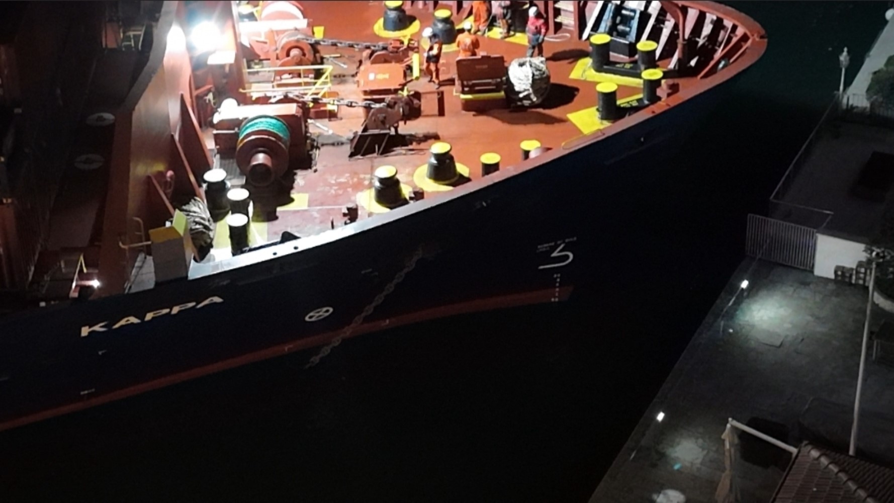 Boğaz'da yük gemisi karaya oturdu: Binalara 10 metre kala durabildi