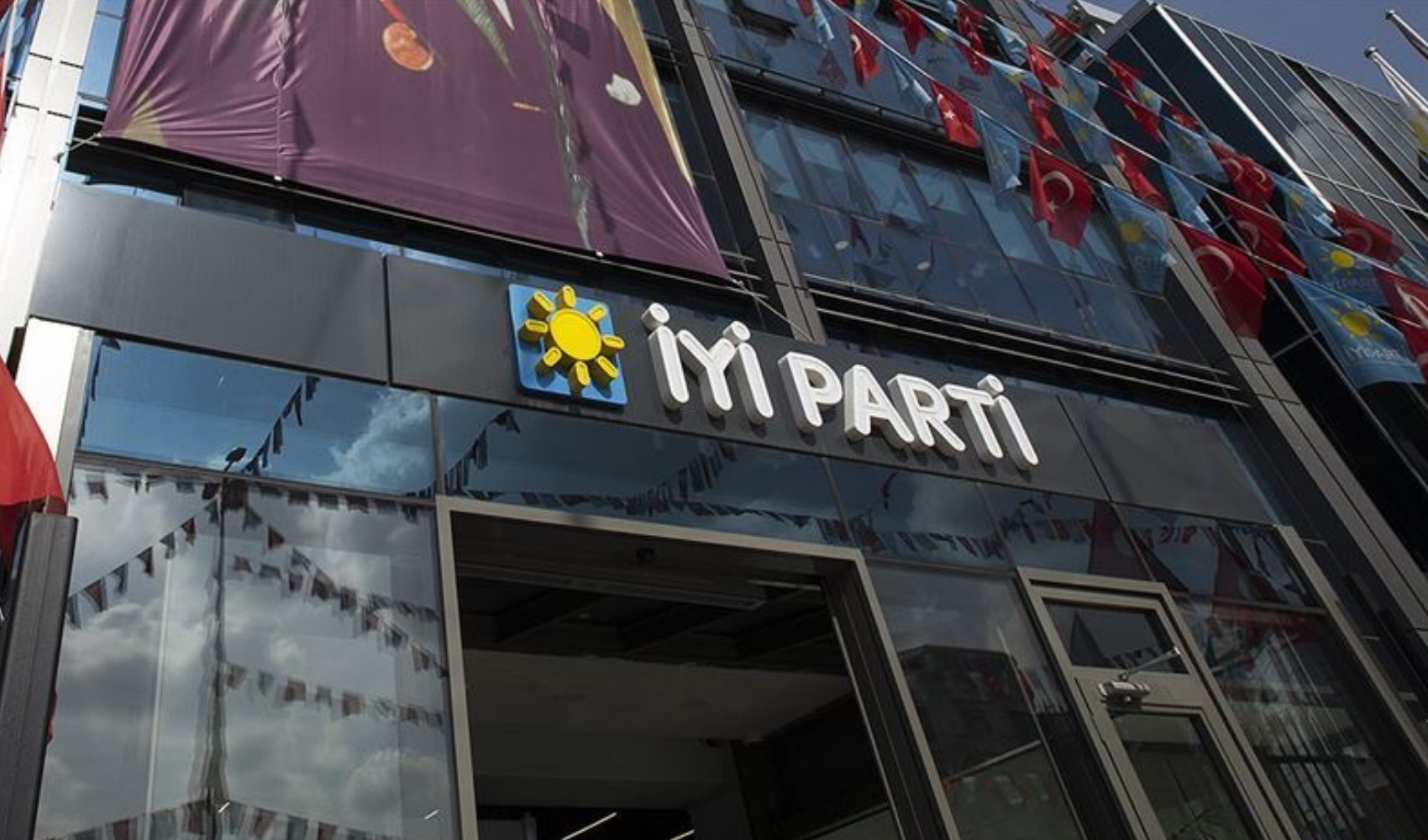 İYİ Parti Manisa İl Başkanı Yunus Koca ve yönetimi görevden alındı