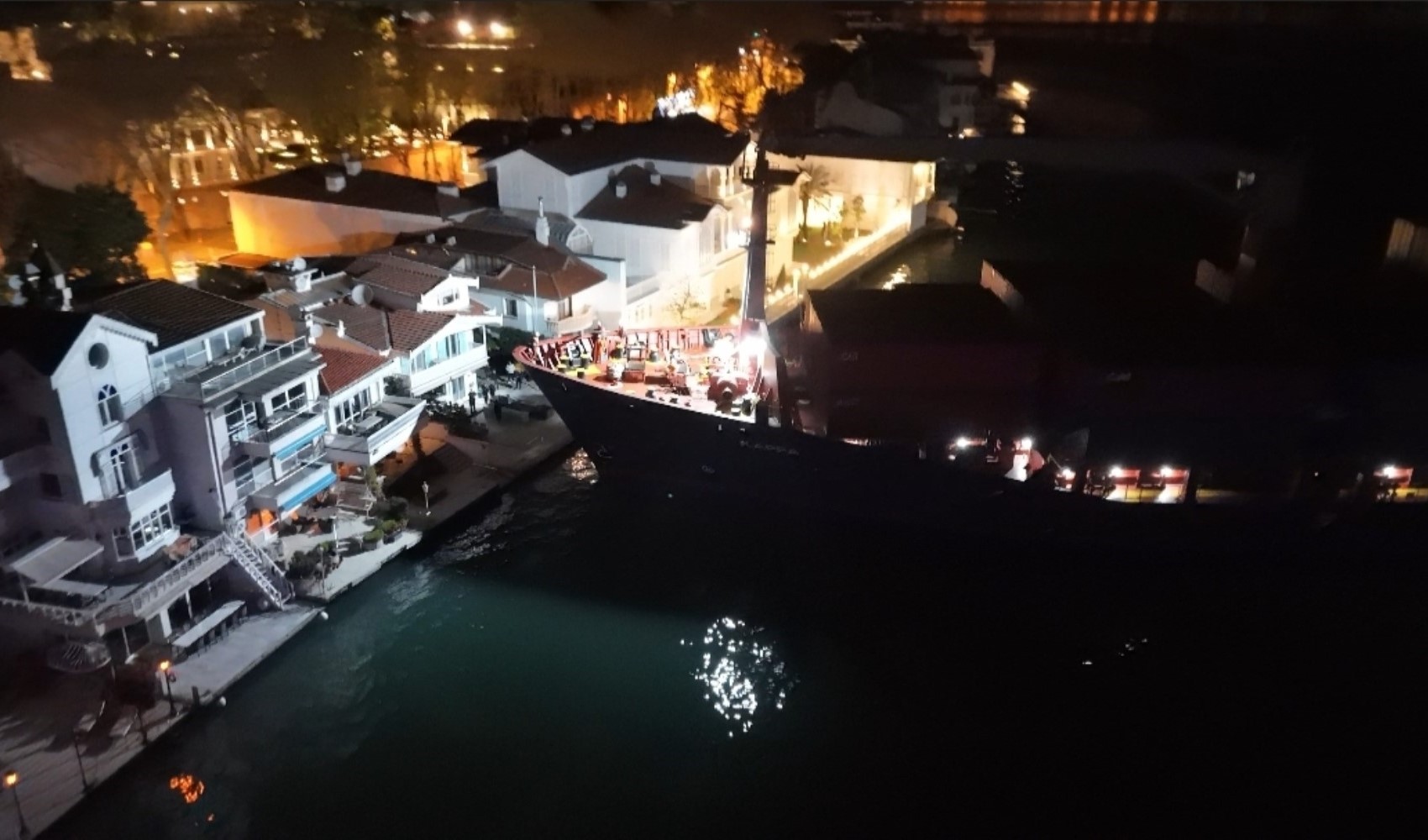 Boğaz'da yük gemisi karaya oturdu: Binalara 10 metre kala durabildi