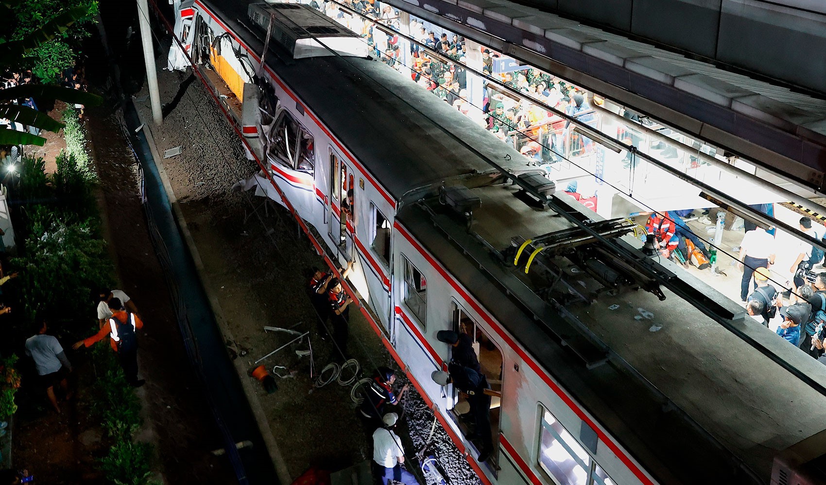 Endonezya'da 14 kişinin öldüğü tren kazası kamerada