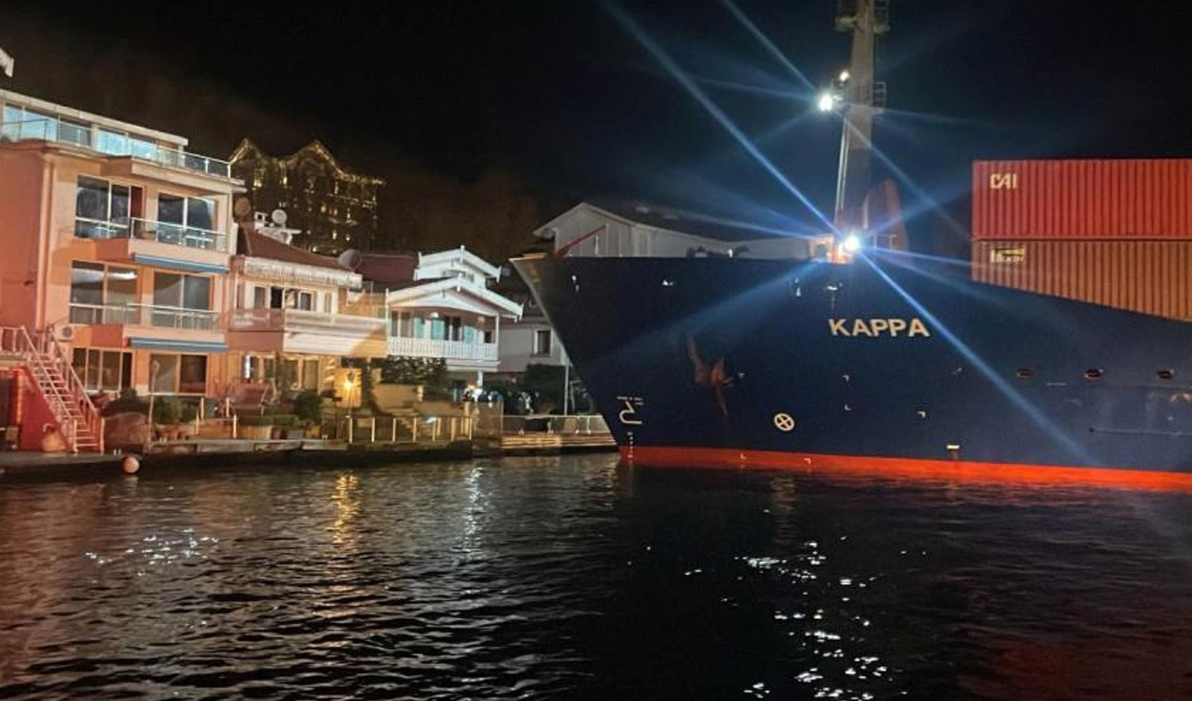 Boğaz’da karaya oturan geminin çarptığı yalının sahibi belli oldu