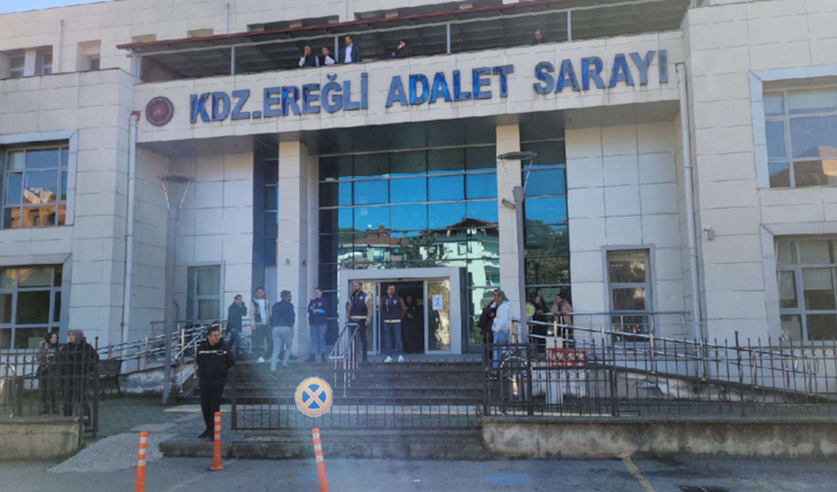 Tutuklama kararına tepki gösterdi, adliye binasından atladı