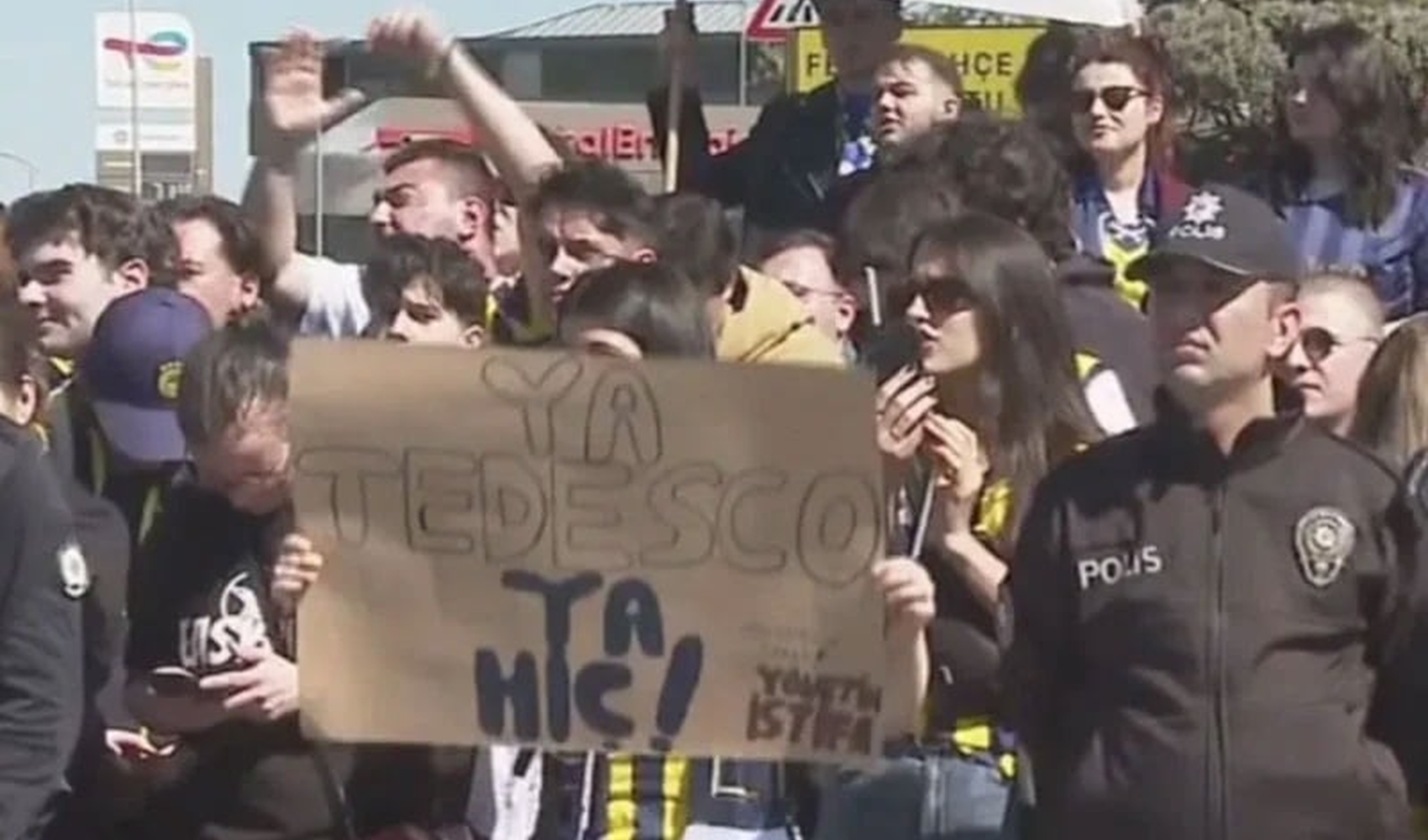 Fenerbahçe taraftarı Tedesco için Samandıra'da toplandı