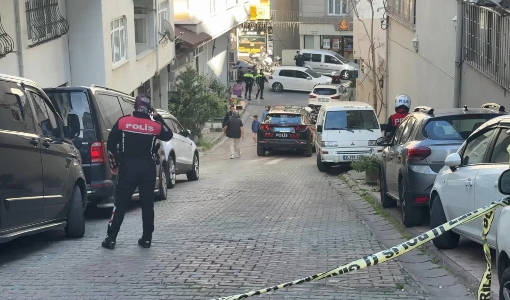 Okul polisi çocuk yaştaki kişilerin saldırısına uğradı