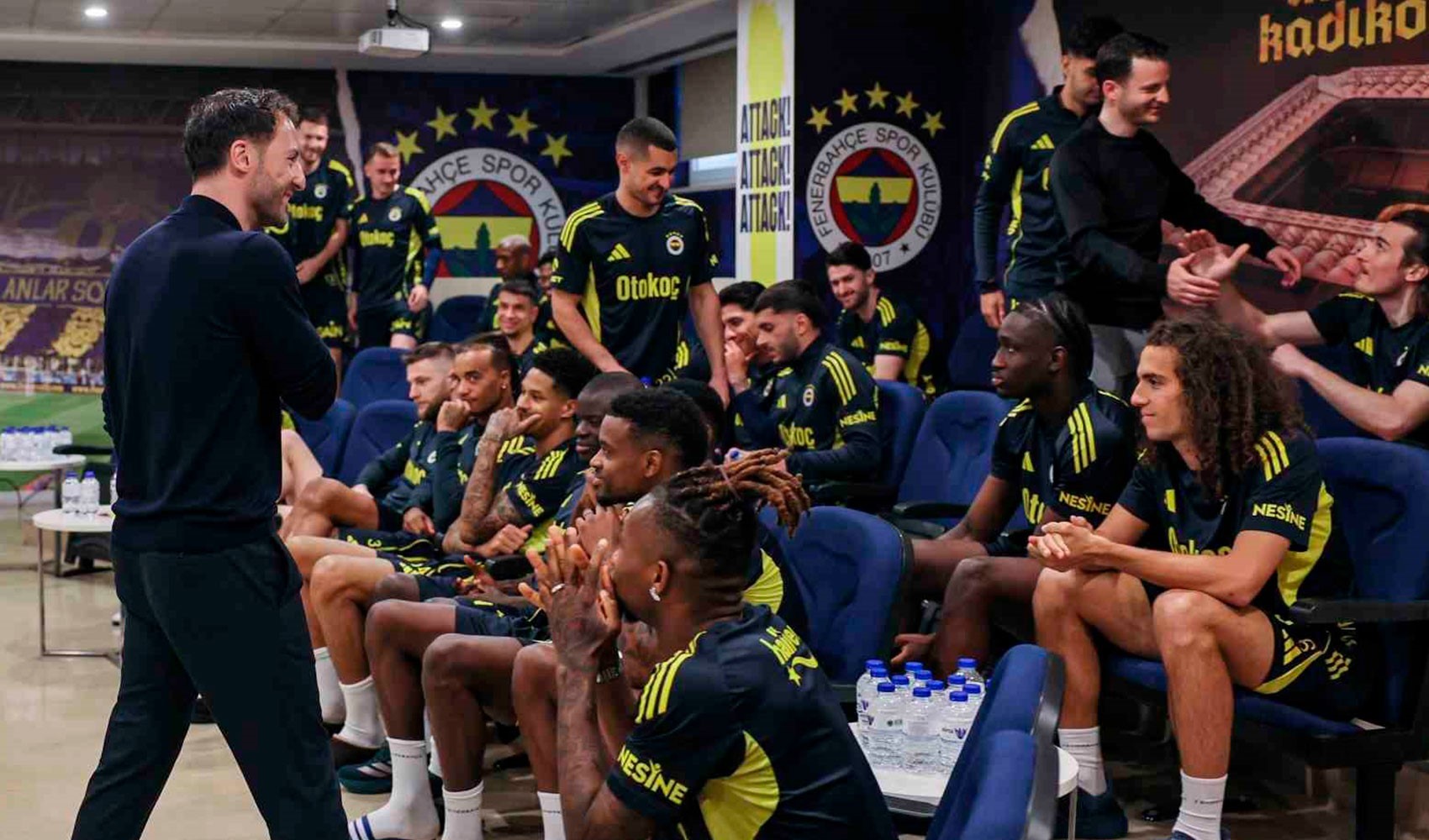 Domenico Tedesco, futbolcularla vedalaştı