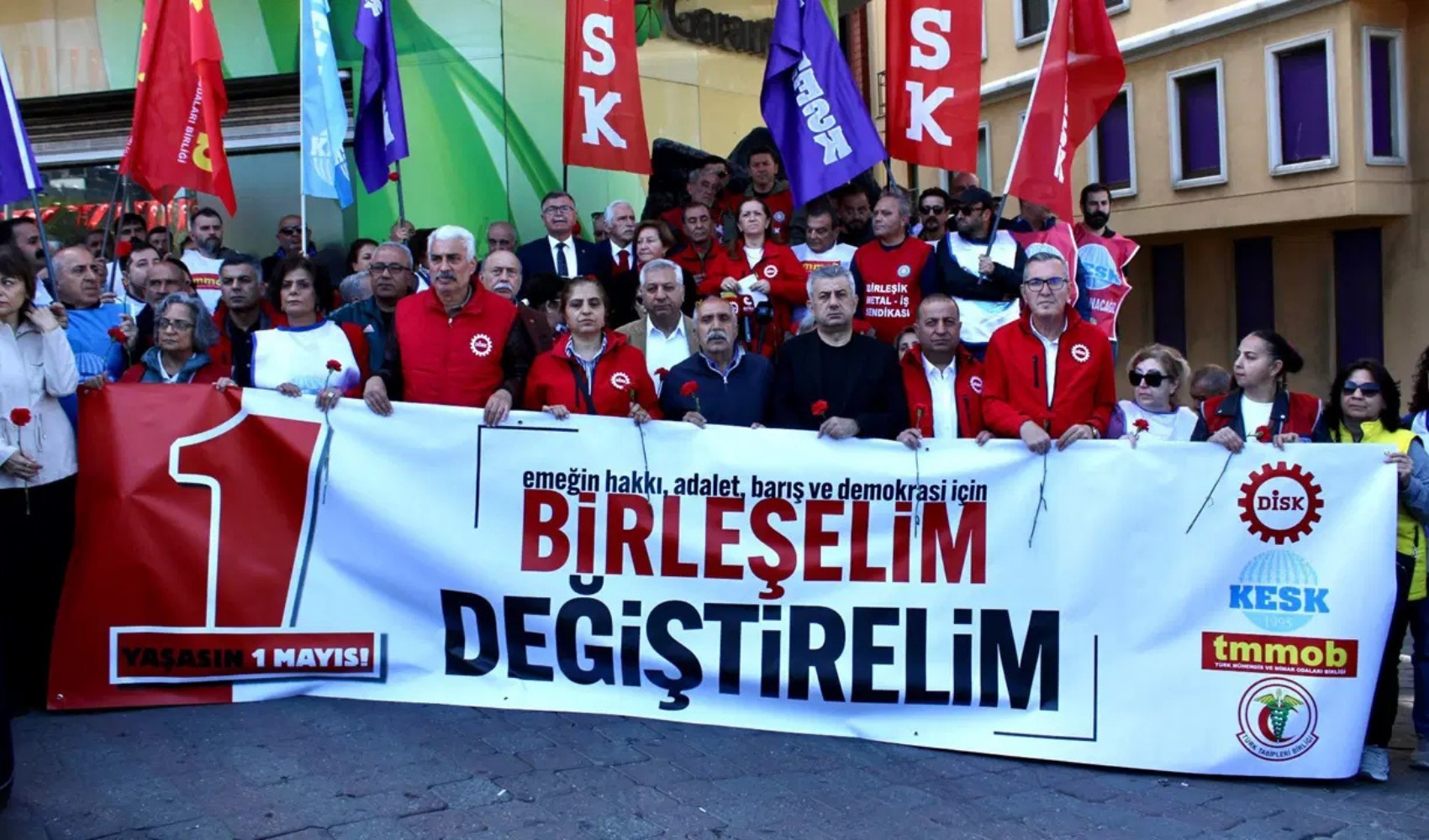 1 Mayıs öncesi Taksim'de 1977 katliamında hayatını kaybedenler anıldı