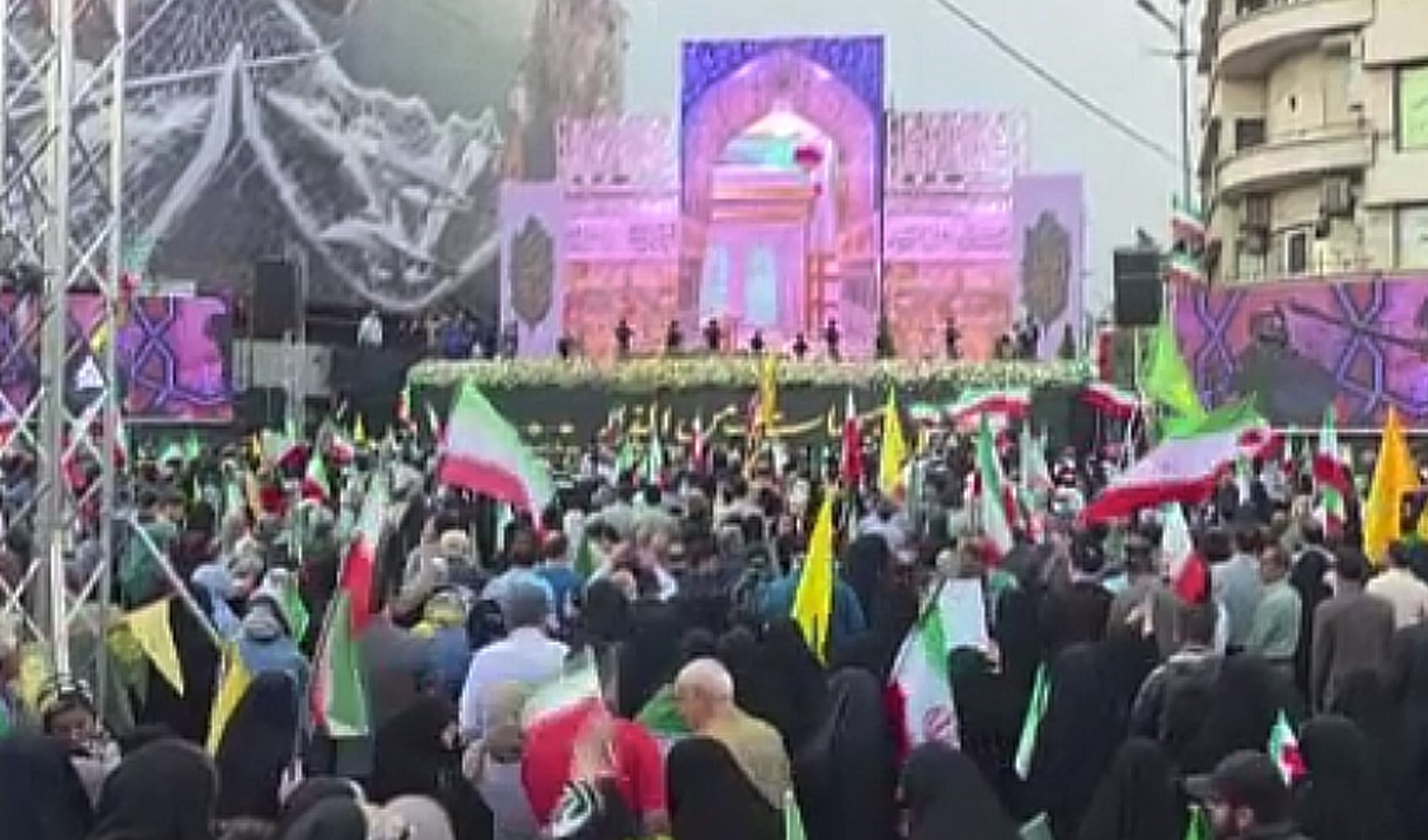 İran’ın başkenti Tahran’da binlerce kişiden Hamaney’e bağlılık yürüyüşü