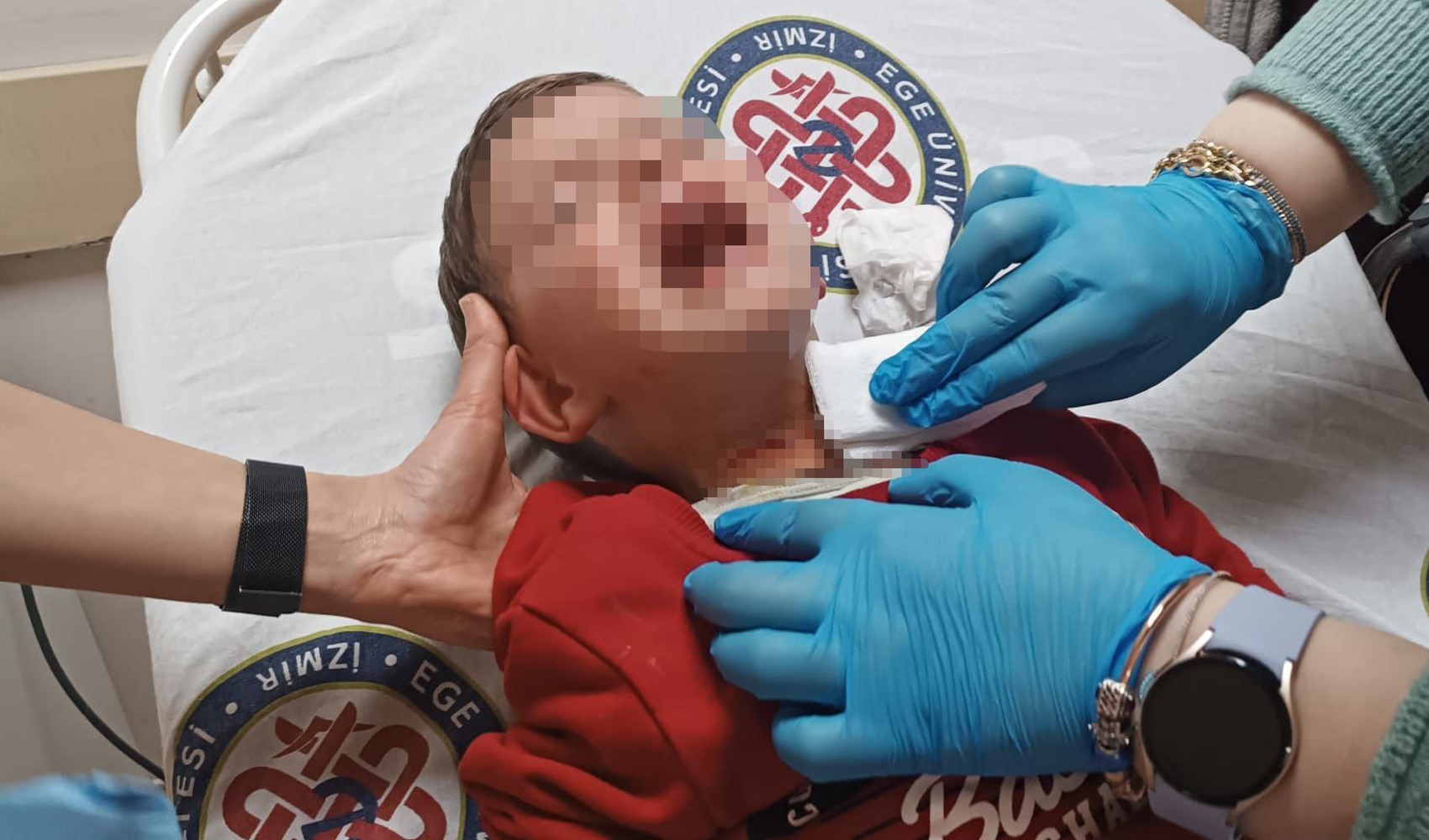 Parkta oynayan 2 yaşındaki çocuğa bıçaklı saldırı