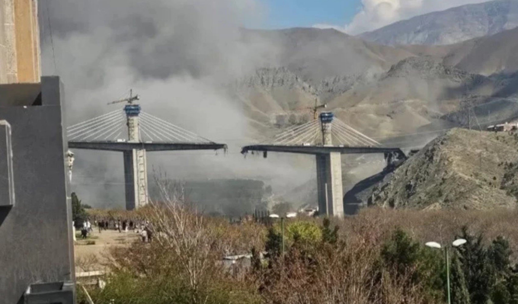 Orta Doğu'nun en yüksek köprüsü vuruldu