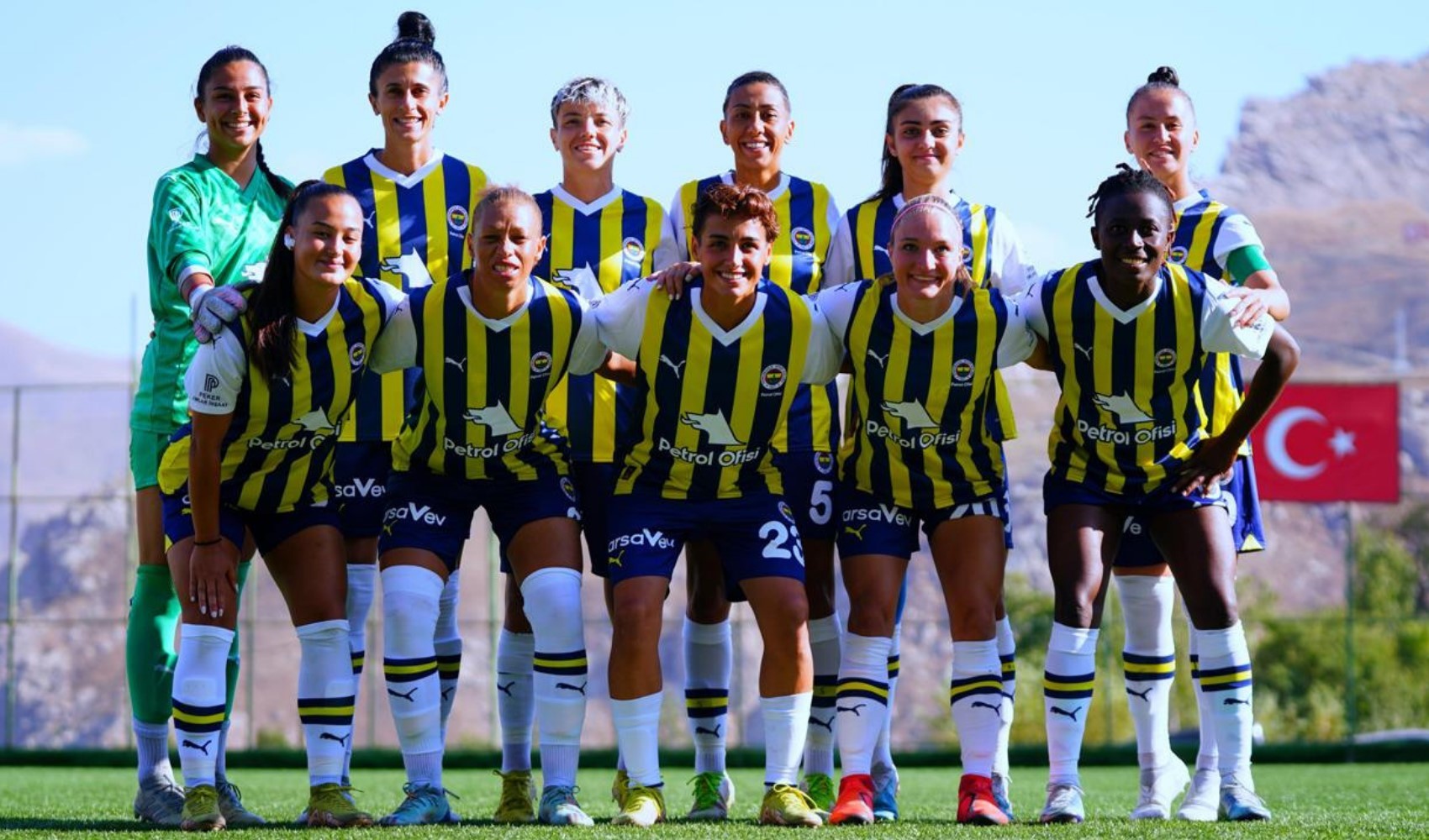 Yüksekova'daki kadın futbol maçında çirkin saldırı