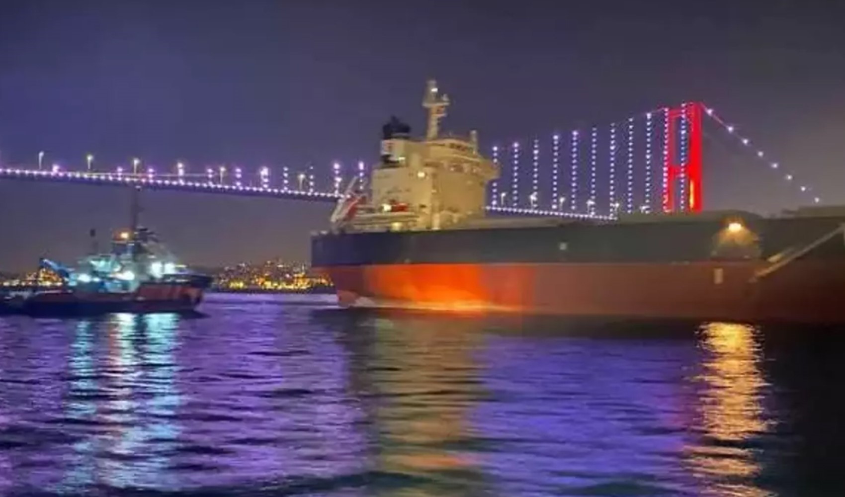 Boğaz'da gemi arızası: Trafik çift yönlü askıya alındı