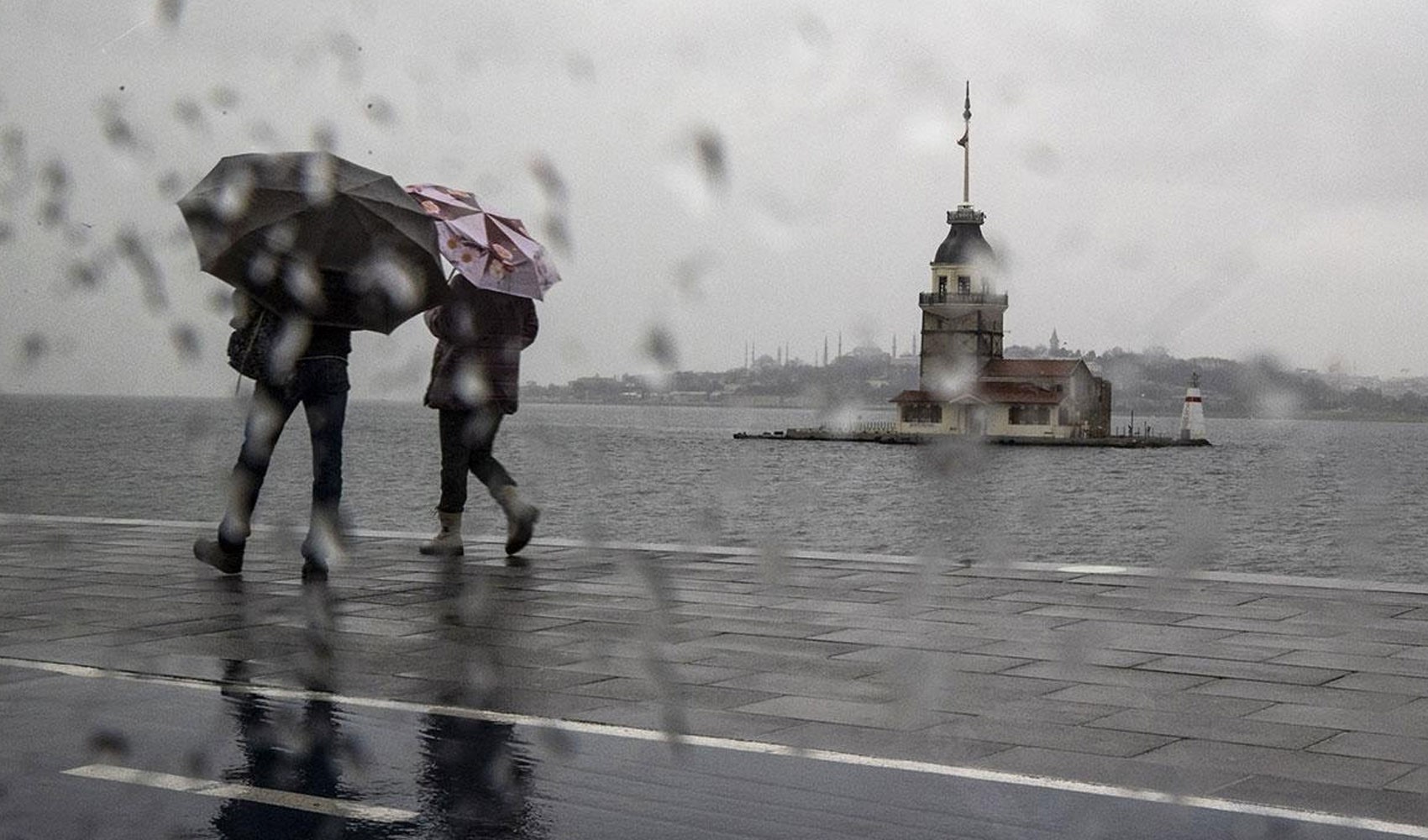 Meteoroloji'den İstanbul dahil çok sayıda kente gök gürültülü sağanak uyarısı! İşte il il 30 Nisan Perşembe hava durumu