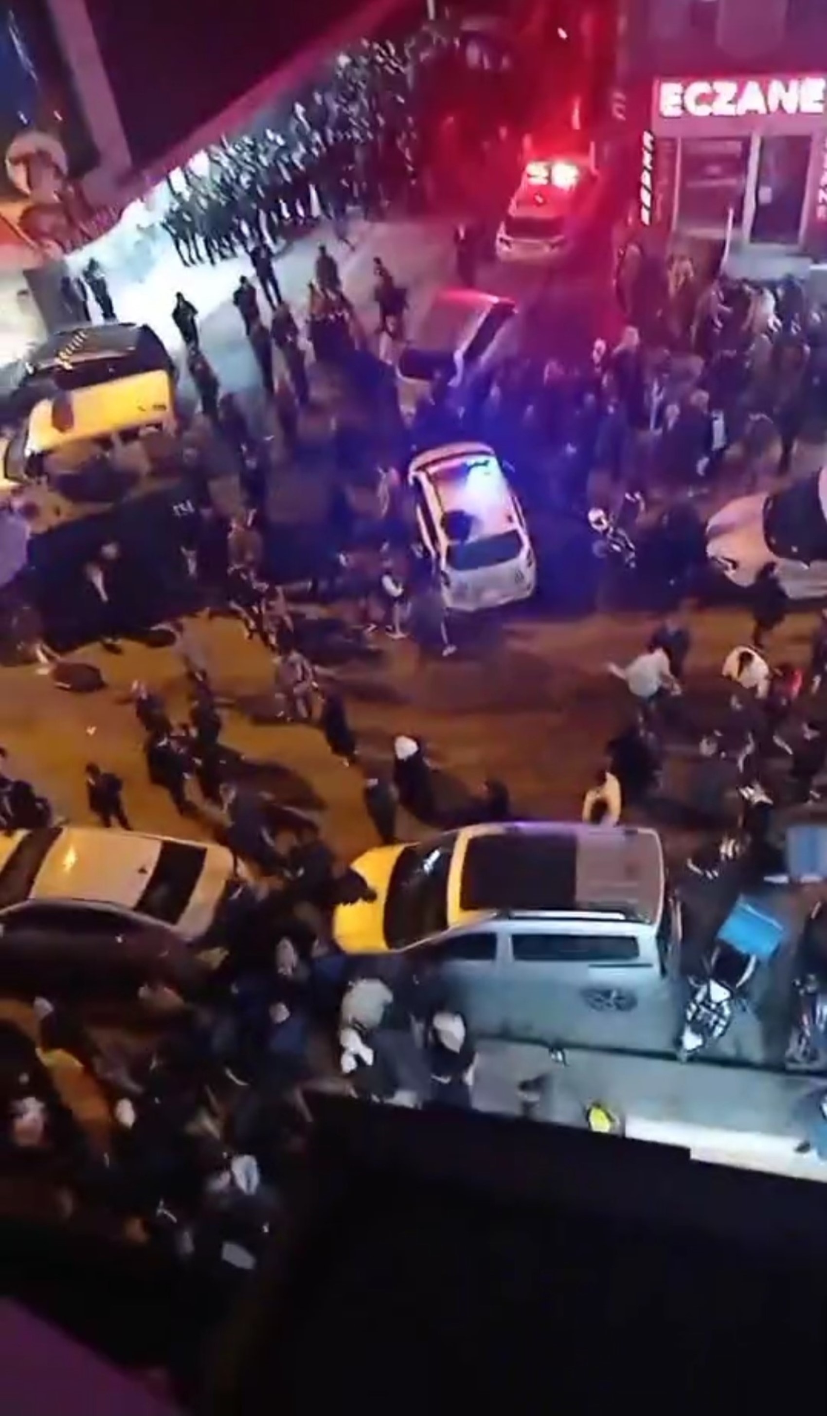 Doğum esnasında hayatını kaybetti, yakınları hastaneyi bastı