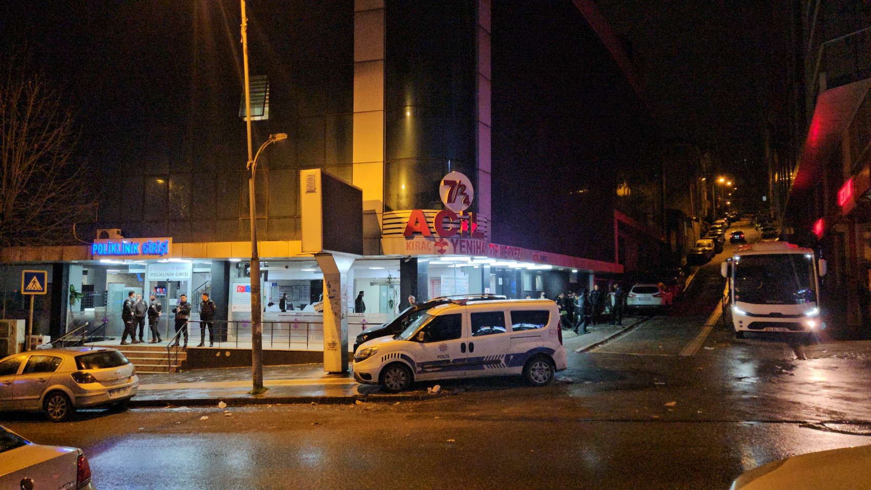 Doğum esnasında hayatını kaybetti, yakınları hastaneyi bastı