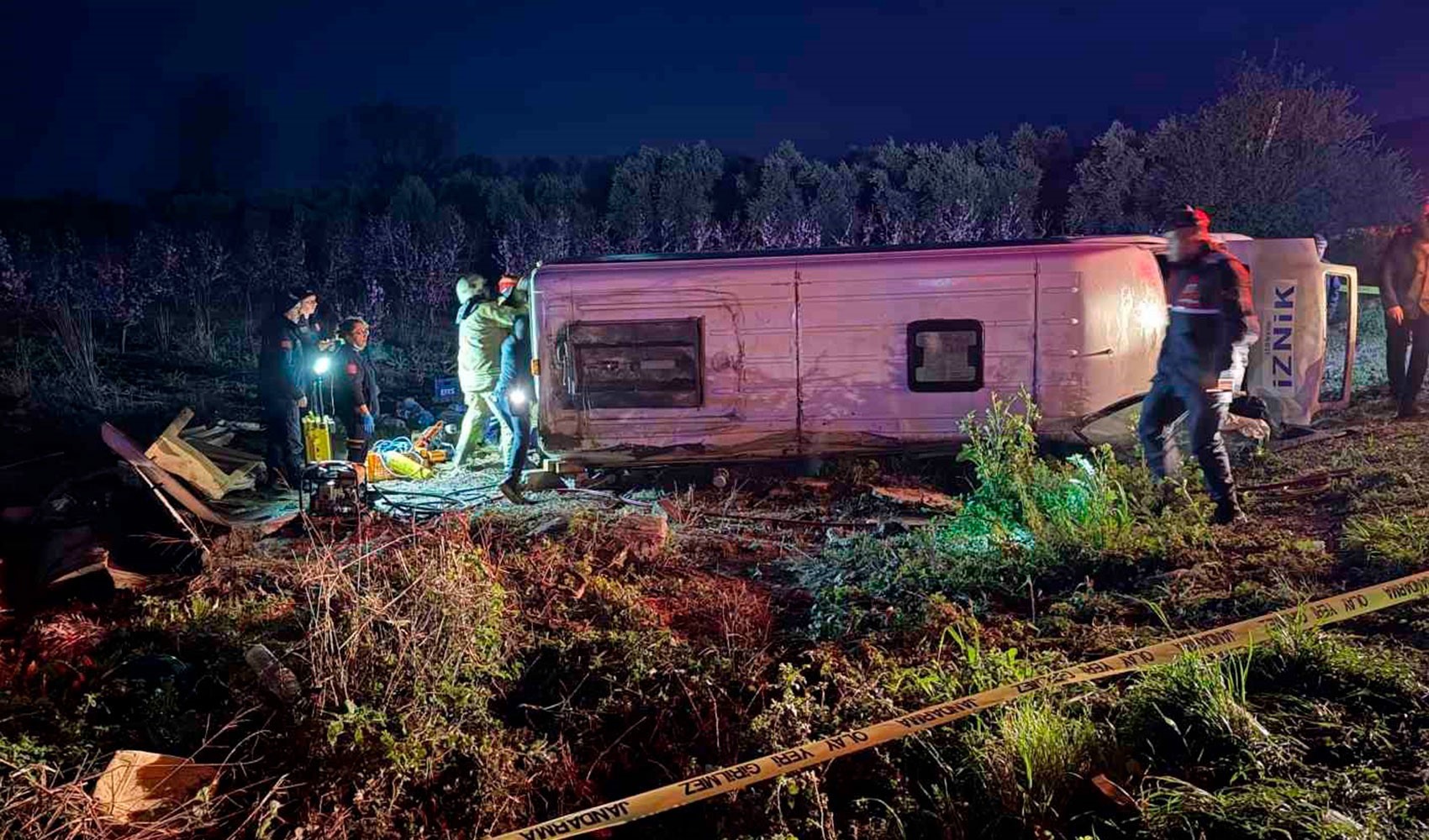 İznik'te yolcu minibüsü devrildi: Ölü ve yaralılar var