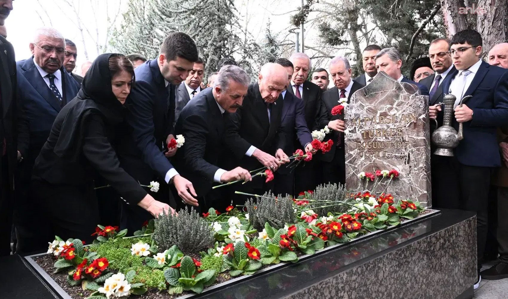 Bahçeli ve MHP heyeti Türkeş’in mezarını ziyaret etti