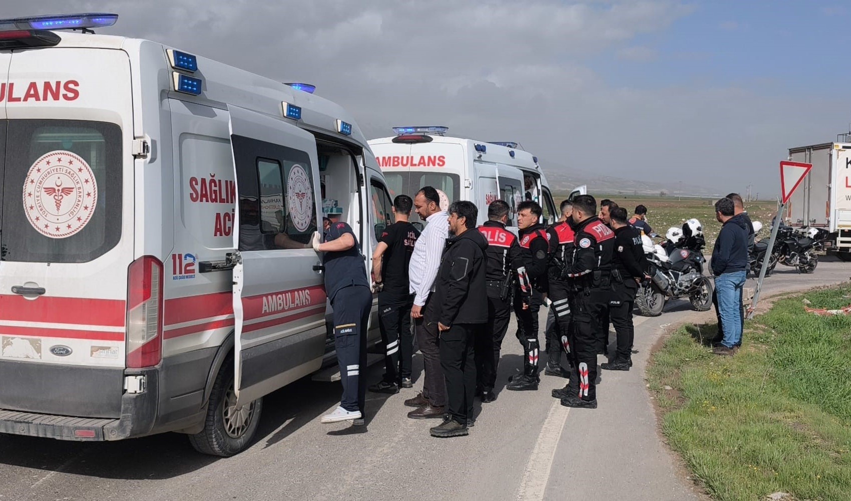 Ehliyetsiz sürücü polislere çarptı: 2 polis yaralı