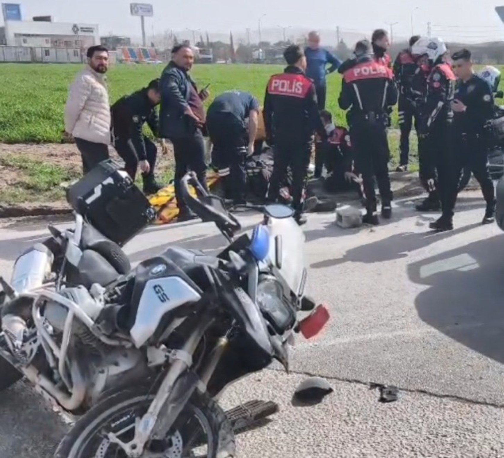 Ehliyetsiz sürücü polislere çarptı: 2 polis yaralı