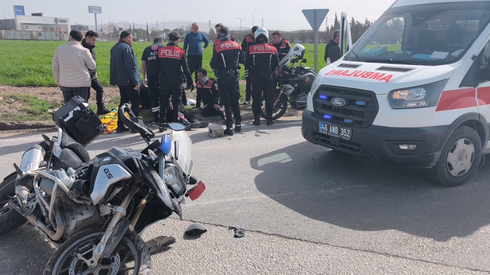 Ehliyetsiz sürücü polislere çarptı: 2 polis yaralı