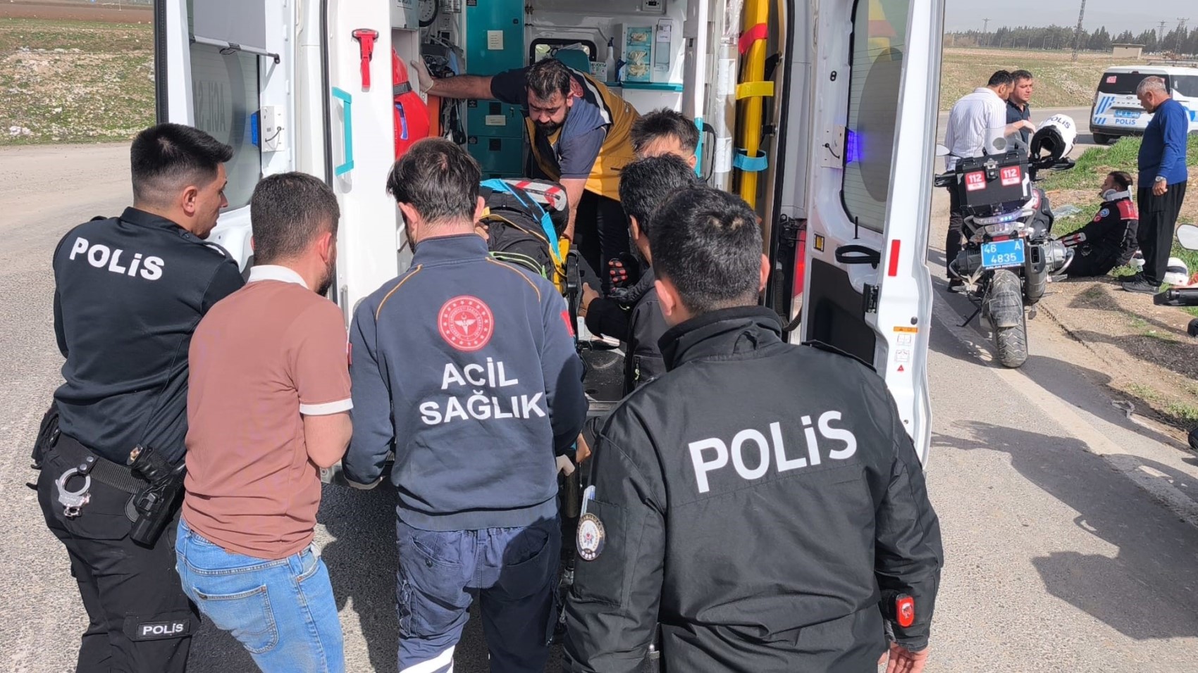 Ehliyetsiz sürücü polislere çarptı: 2 polis yaralı