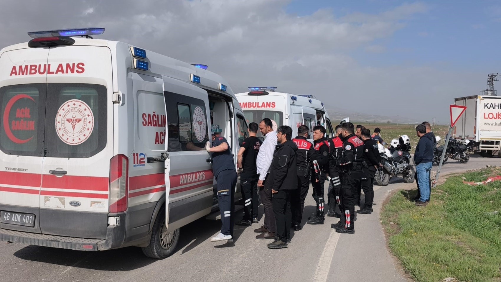 Ehliyetsiz sürücü polislere çarptı: 2 polis yaralı